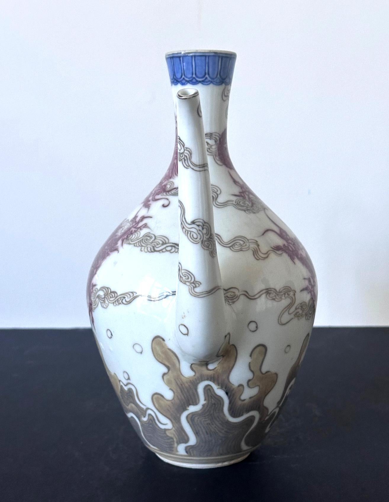 Aguamanil de porcelana bajo vidriado de Makuzu Kozan Periodo Meiji Fines del siglo XIX en venta