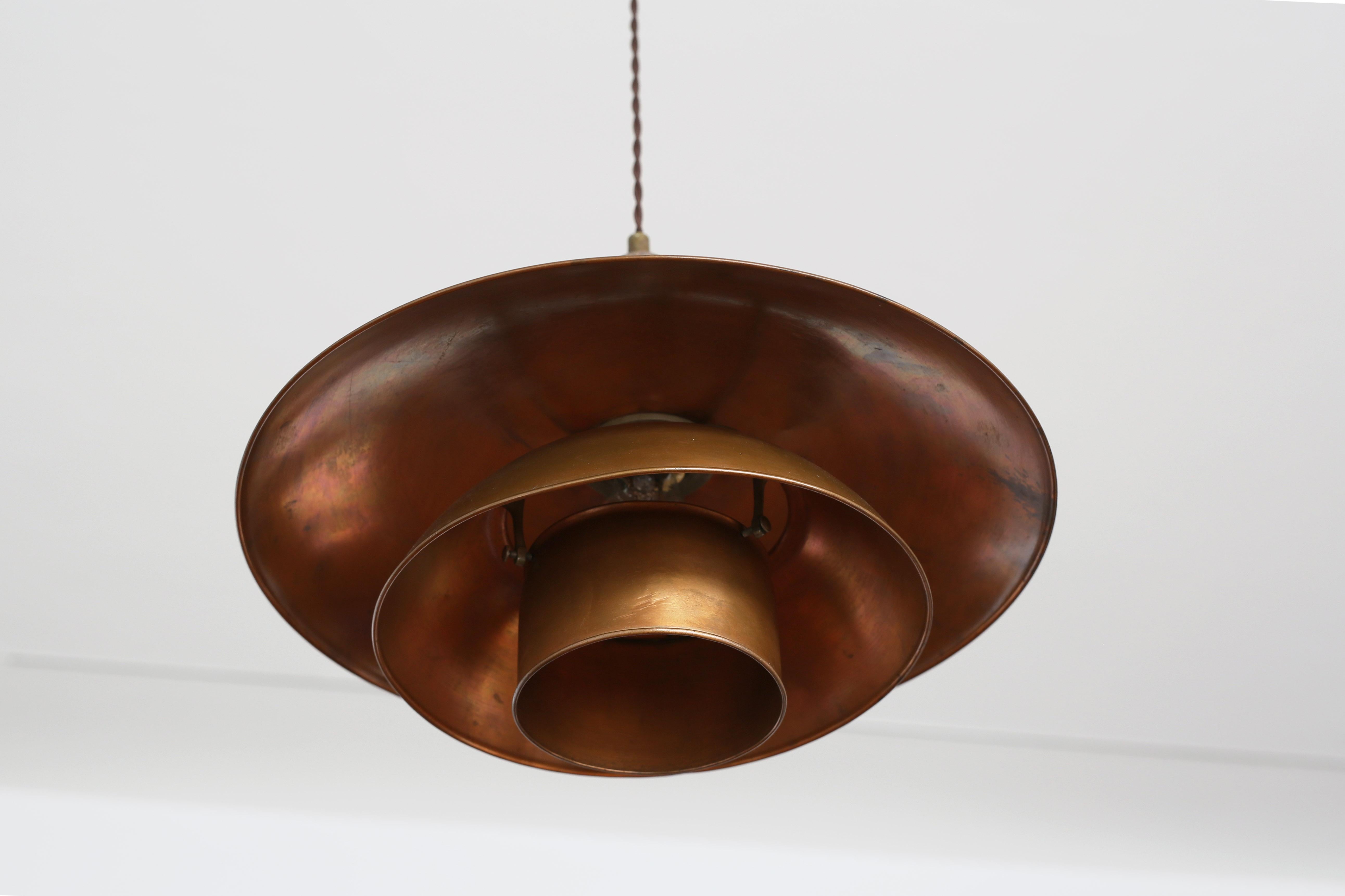 Rara e molto precoce lampada da soffitto Poul Henningsen 4/4 in rame e acciaio nichelato. 

Disegnato da Poul Henningsen nel 1926 e prodotto da Louis Poulsen, in Danimarca, nello stesso anno, nel breve periodo precedente la richiesta di brevetto. 