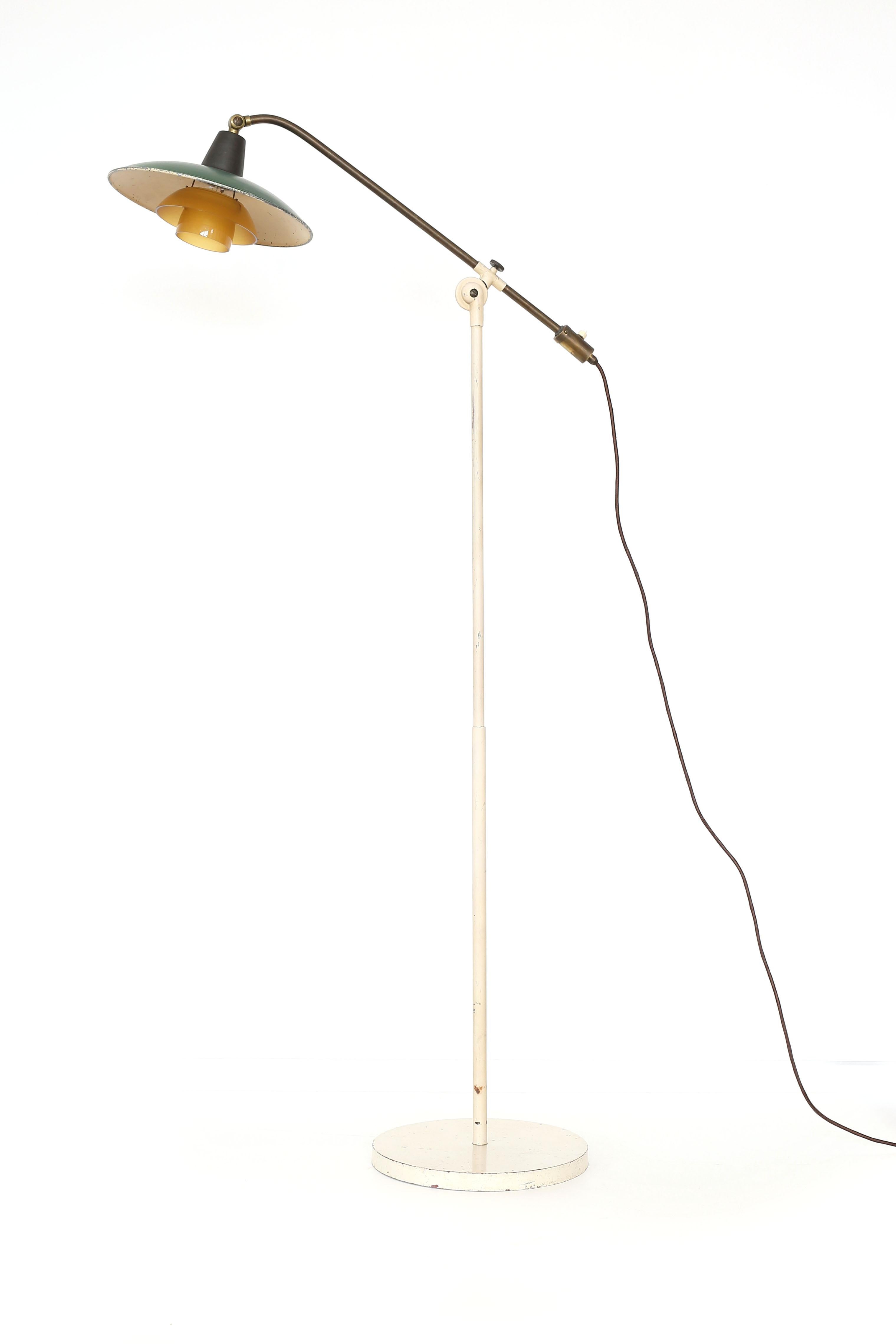 Frühe Poul Henningsen 'Wasserpumpe' Stehleuchte, entworfen 1940 und hergestellt bei Louis Poulsen, Dänemark 1940er Jahre. 

Ständer aus weiß lackiertem Metall, verstellbarer Arm aus patiniertem Messing, montiert mit original 3/2 Schirmen aus