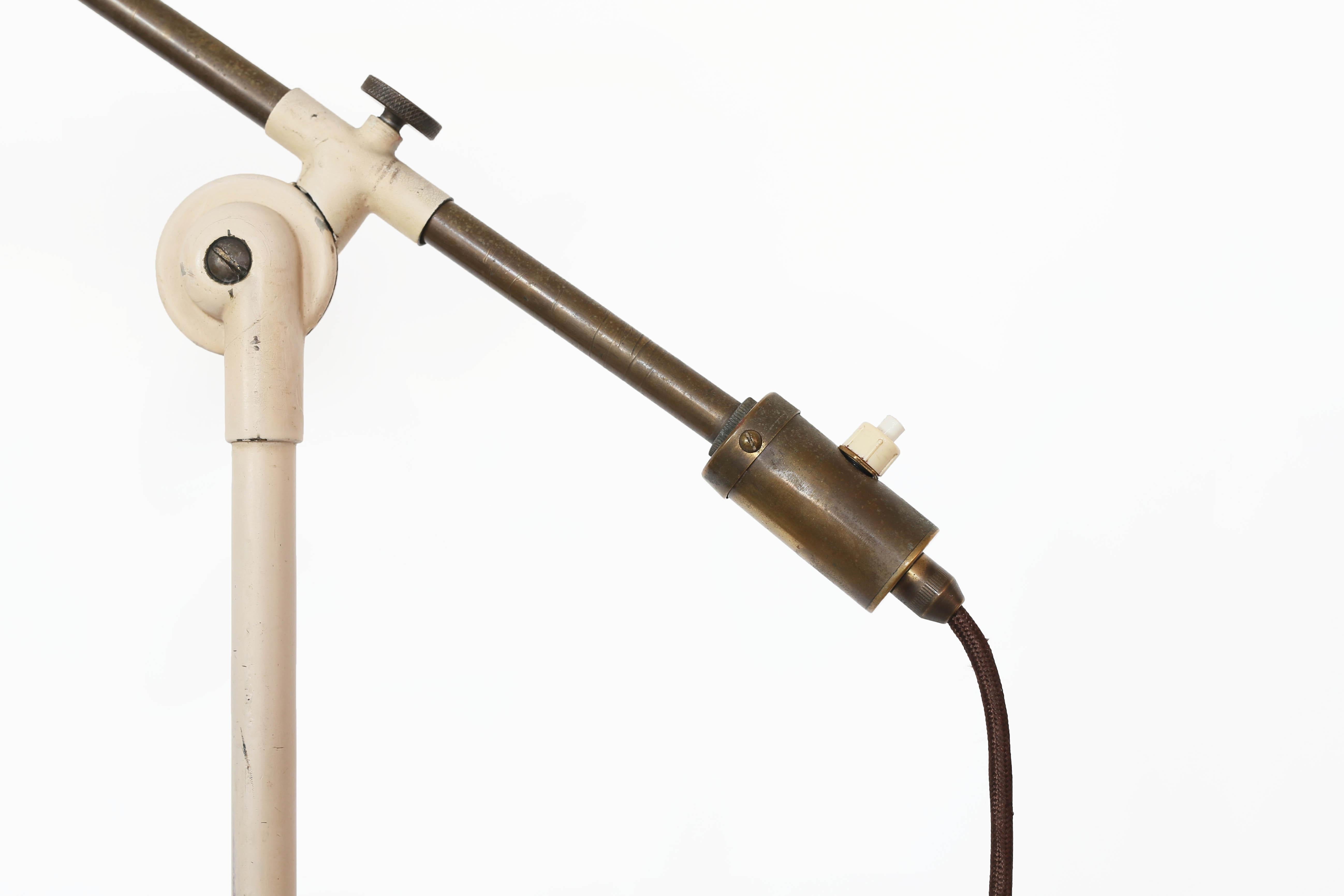 Frühe Poul Henningsen, Stehleuchte „Wasserpump“, 1940er-Jahre (Kunststoff) im Angebot
