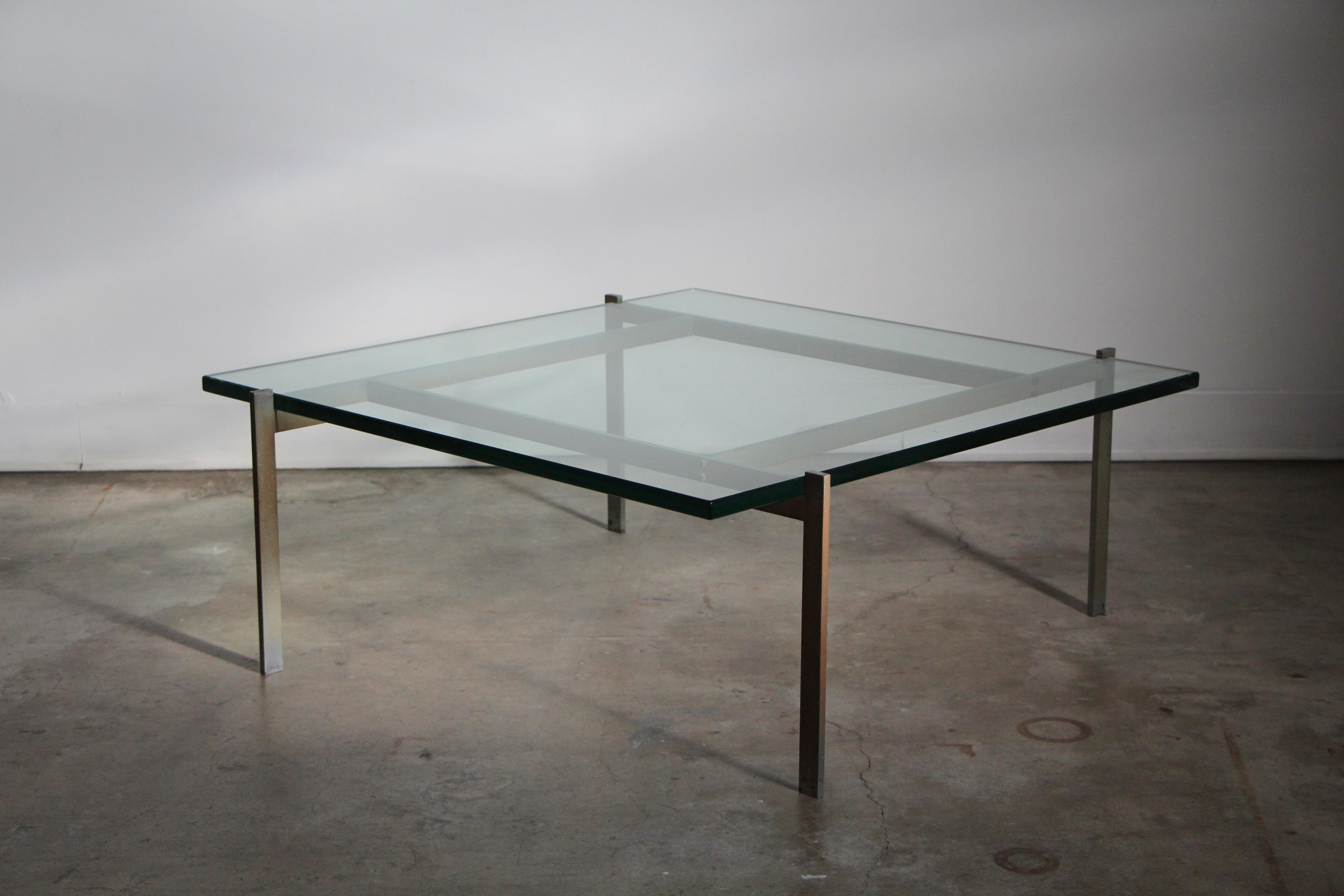 Table basse de collection PK-61, conçue par Poul Kjaerholm et fabriquée par E. Kold Christensen au Danemark, vers les années 1950. La table est dotée d'une structure en acier chromé satiné et d'un plateau en verre vert d'origine. Le cadre présente