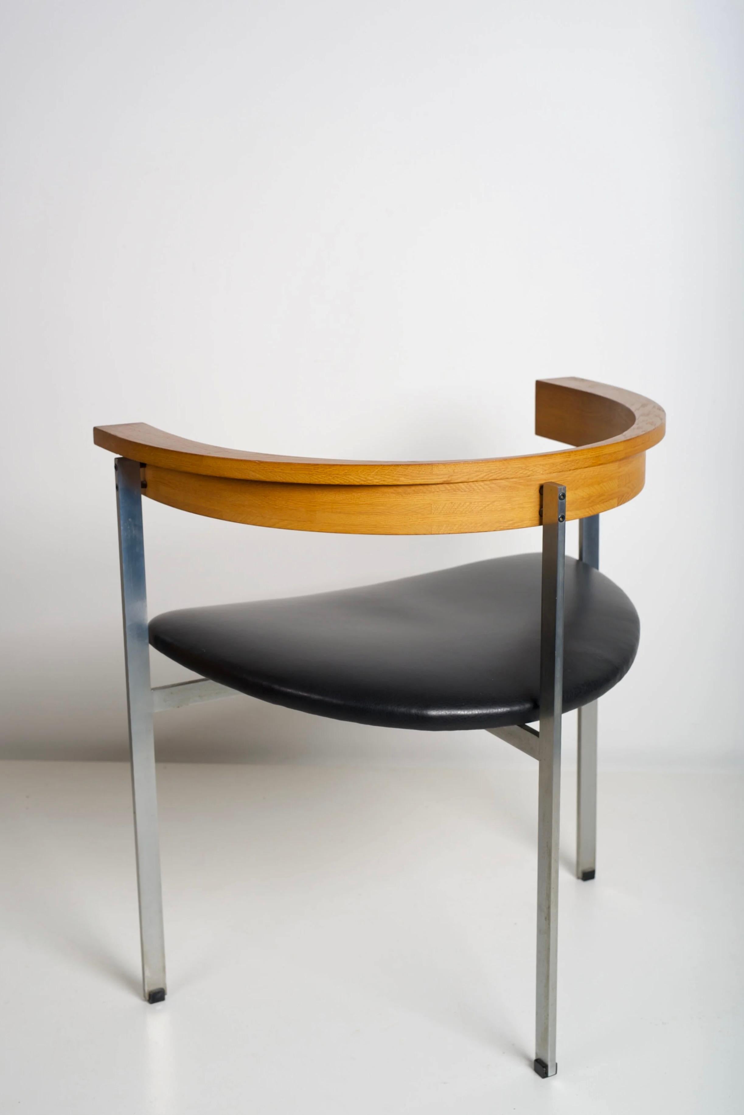 Sillón modelo temprano PK11 de Poul Kjaerholm para E. Kold Christiansen
Dinamarca hacia 1957

Armazón arquitectónico de tres patas de acero inoxidable con asiento de cuero original y respaldo arqueado de fresno macizo laminado

Marca impresa en el