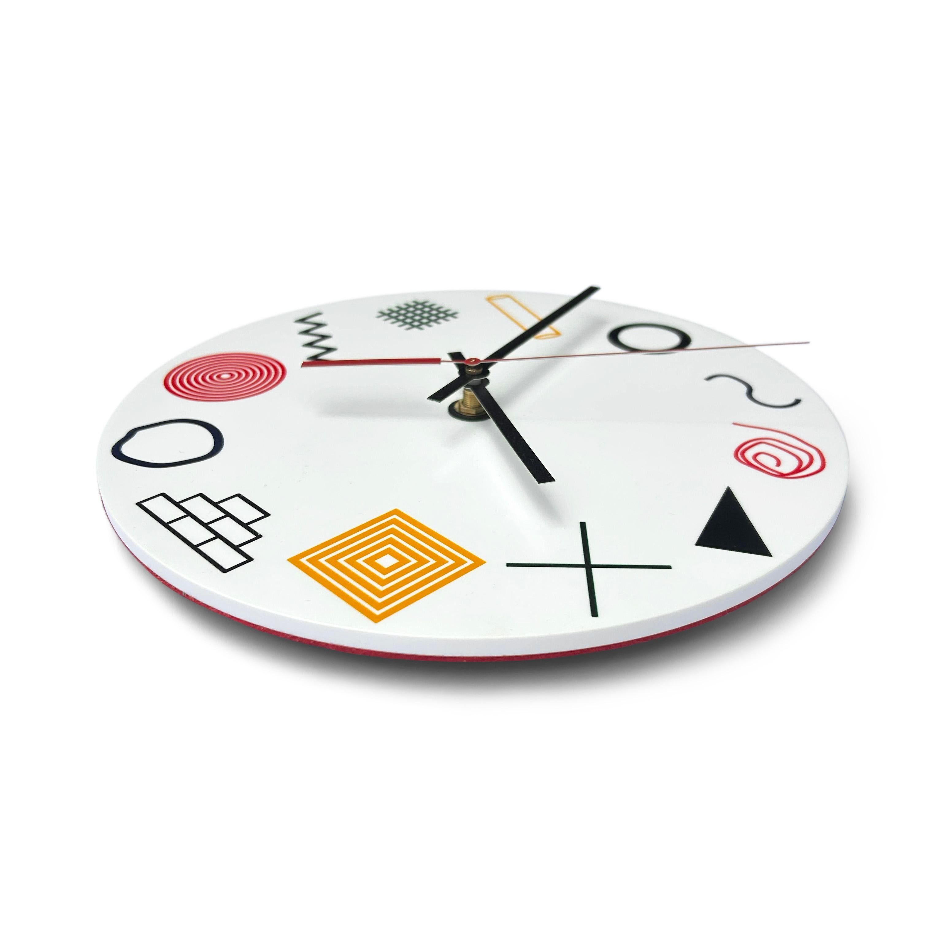 Eine atemberaubende zeitgenössische Wanduhr, die jedem Raum ein kühnes künstlerisches Flair verleiht. Diese 