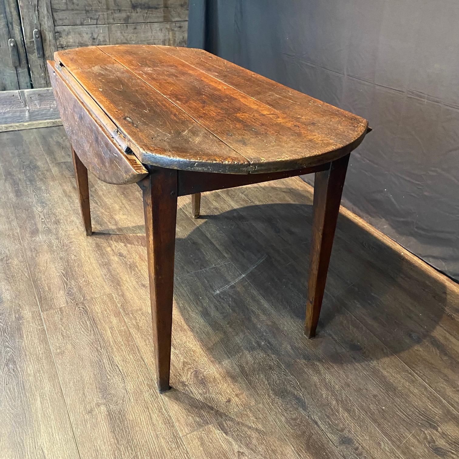 Early Primitive French Country 18th Century Oval Drop Leaf Side or Dining Table For Sale 4