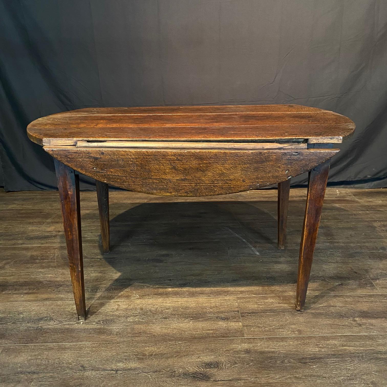 Early Primitive French Country 18th Century Oval Drop Leaf Side or Dining Table For Sale 6