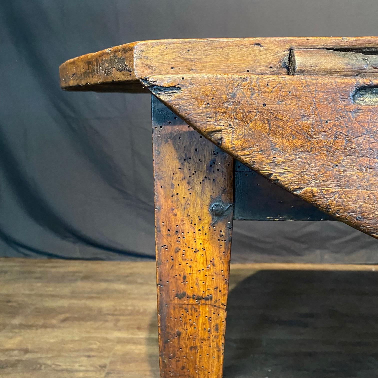 Early Primitive French Country 18th Century Oval Drop Leaf Side or Dining Table In Good Condition For Sale In Hopewell, NJ
