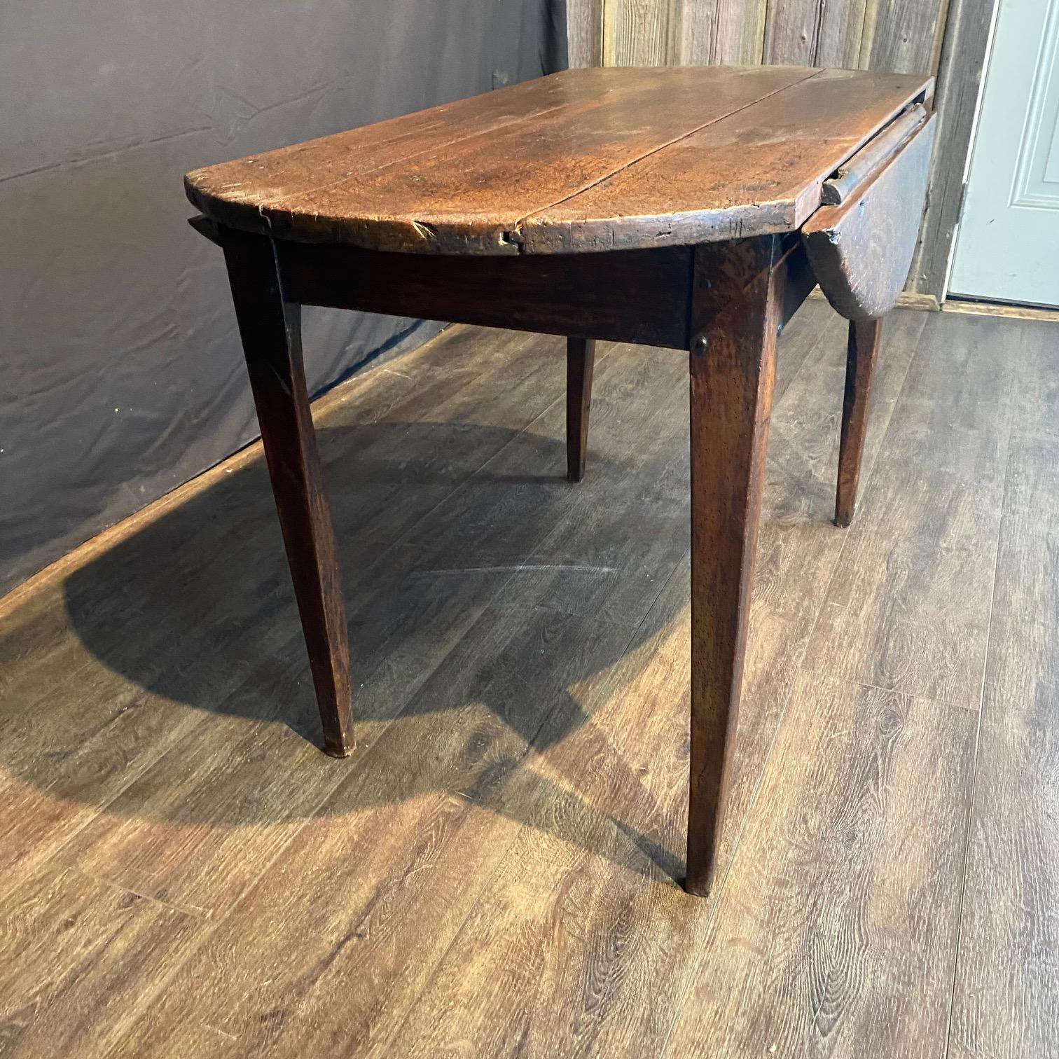 Early Primitive French Country 18th Century Oval Drop Leaf Side or Dining Table For Sale 3