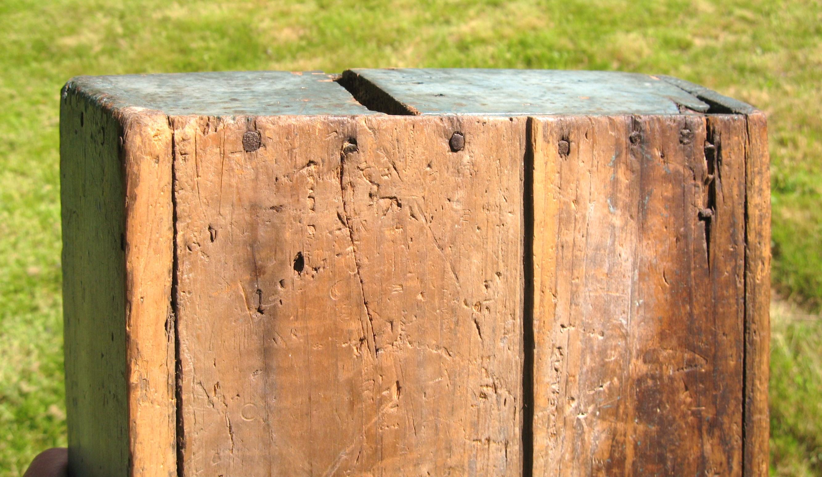 Caja primitiva para herramientas y cuchillos pintada en azul huevo de petirrojo, 1860 en venta 1
