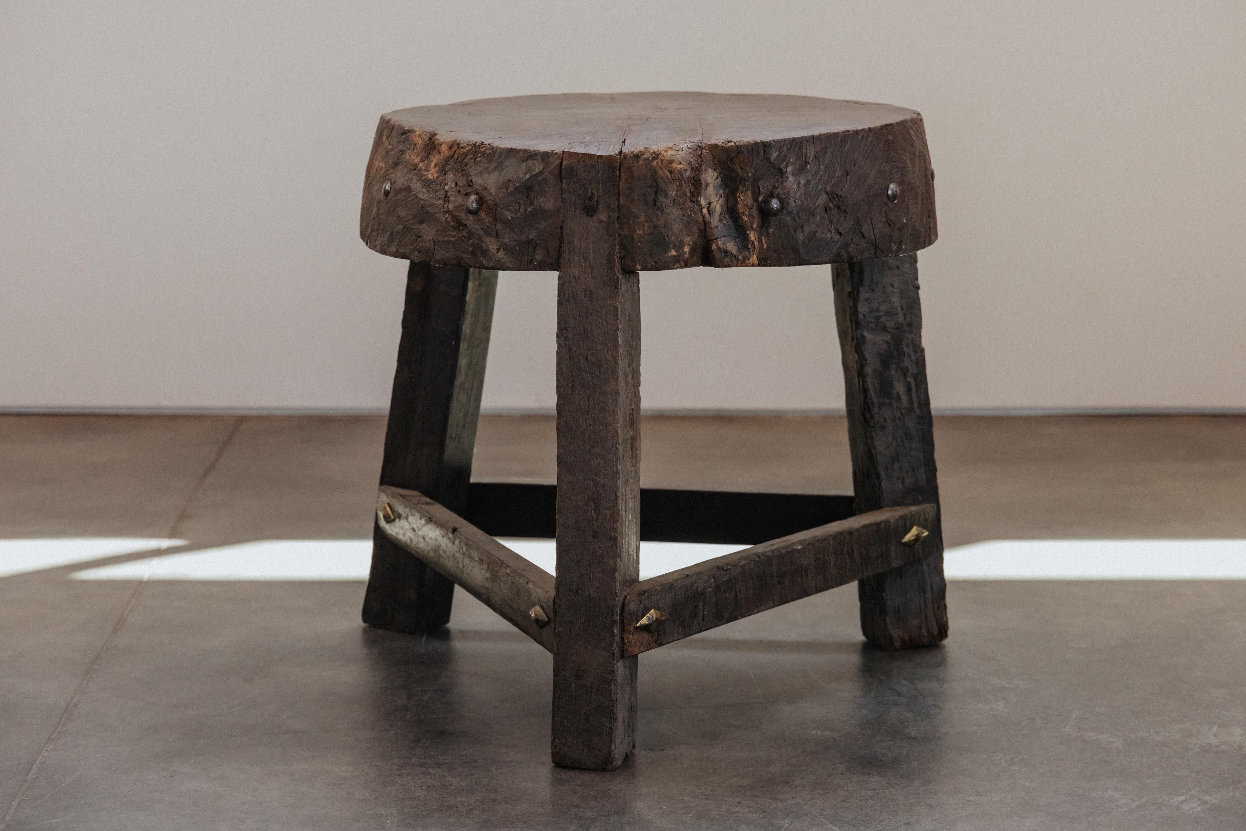Tavolo primitivo a lastre proveniente dall'Italia, CIRCA 1850.  Struttura in rovere massiccio con una patina e un'usura superbe.