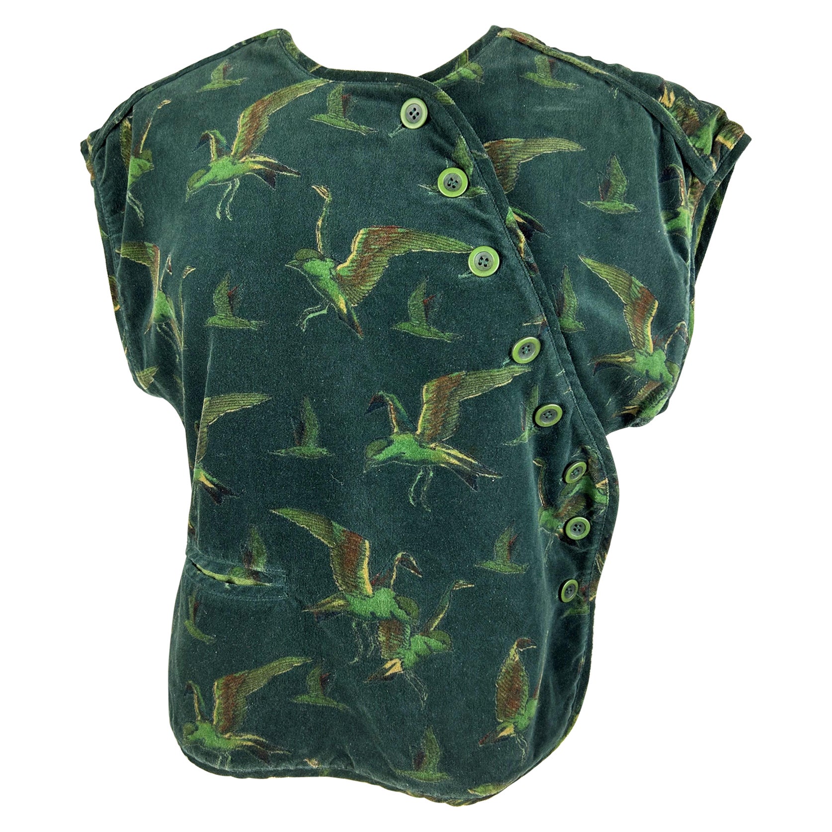 Circa 1975
Francia
Bolero in velluto con stampa giapponese degli anni '70 di Kenzo Takada e del suo primo marchio Kenzo Jap. Bolero avvolgente senza maniche con taglio a kimono sulle spalle, in velluto verde bottiglia stampato con gru in volo.