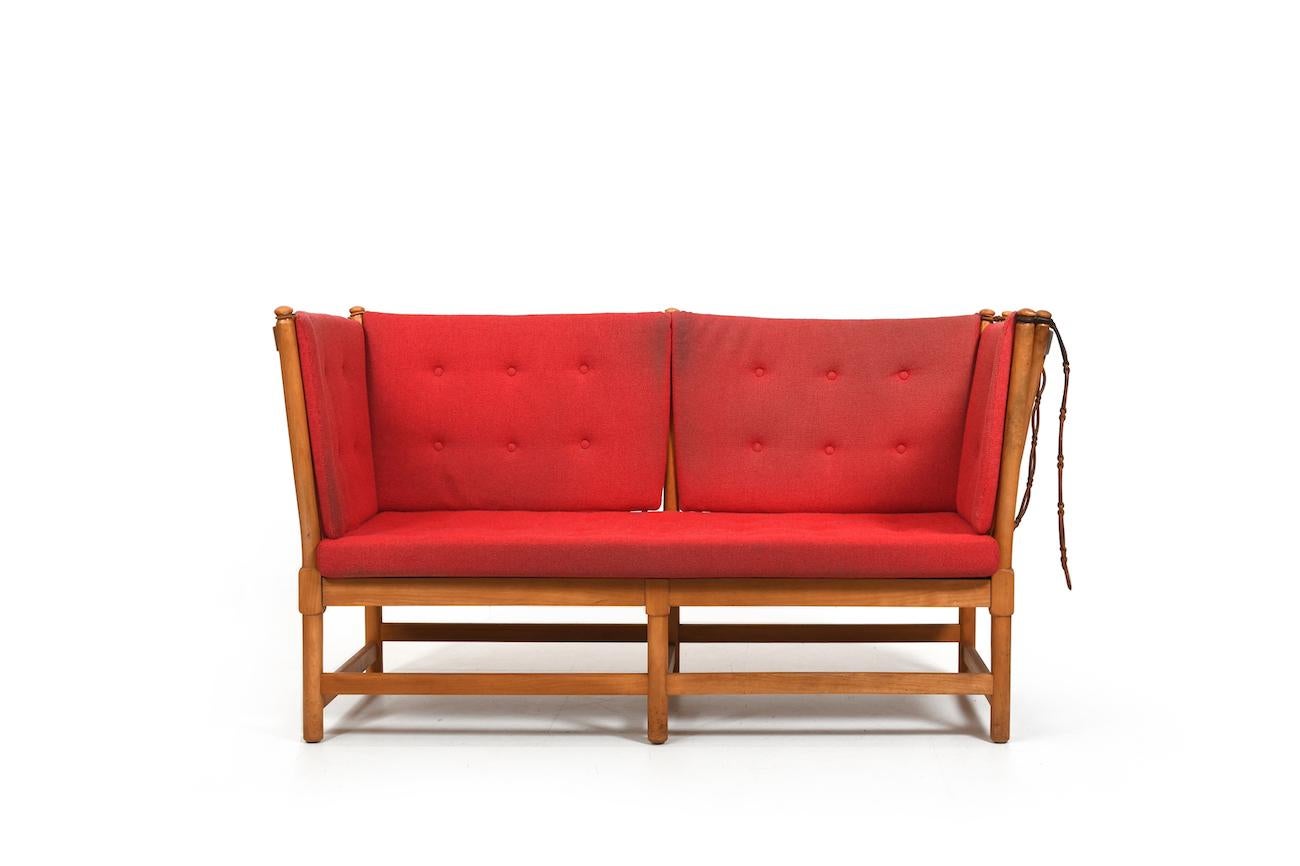 Old „Tremme Sofa“, model 1789 by Børge Mogensen for Fritz Hansen 1945.
Børge Mogensen designed this sofa 1945 and the start of production was 1953.
This sofa we shown on the photos is from the first productions in 1960s and made in beech wood with