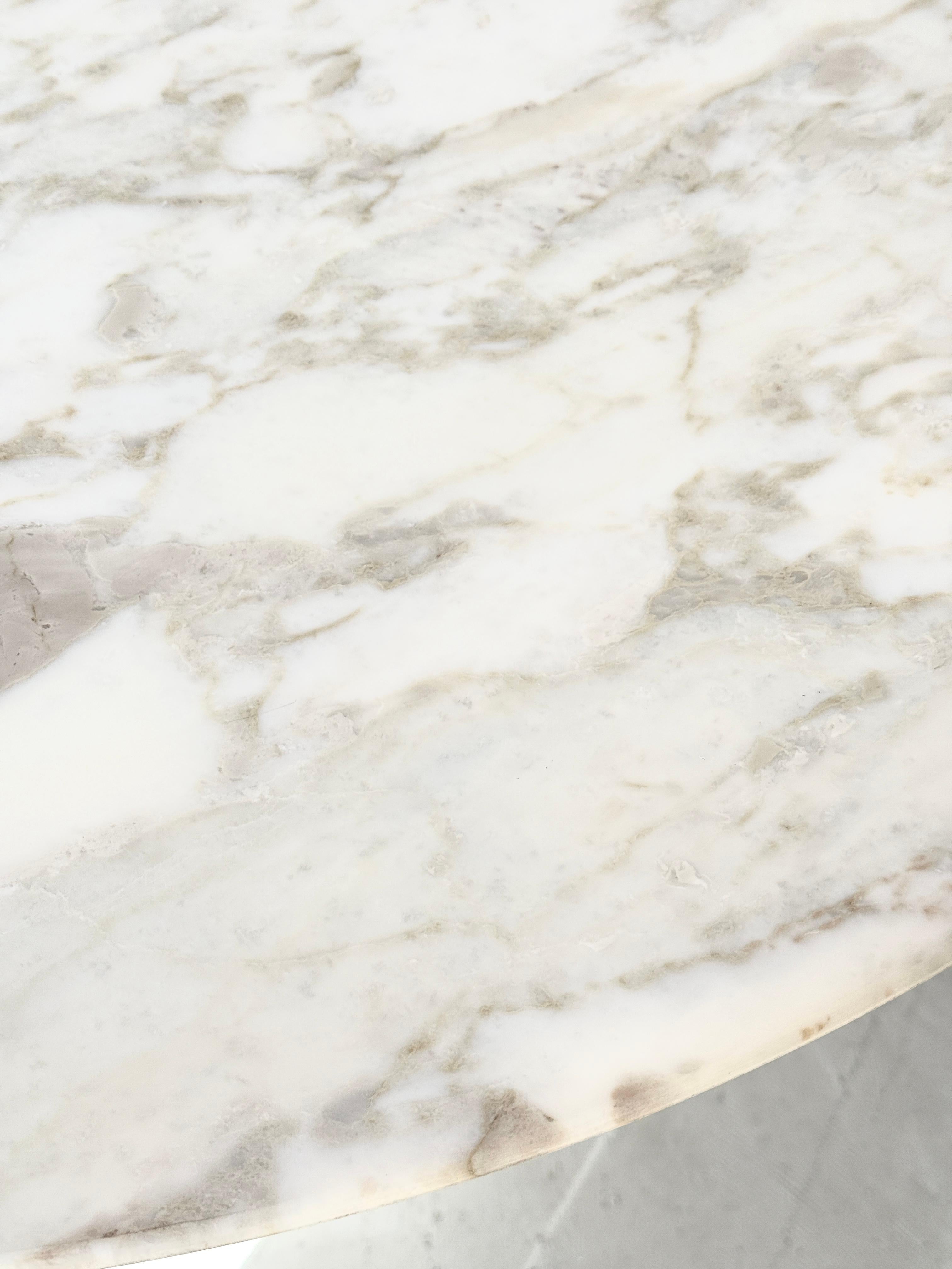 Haut Saarinen Tulip avec plateau en marbre Knoll, première production 42 pouces 3