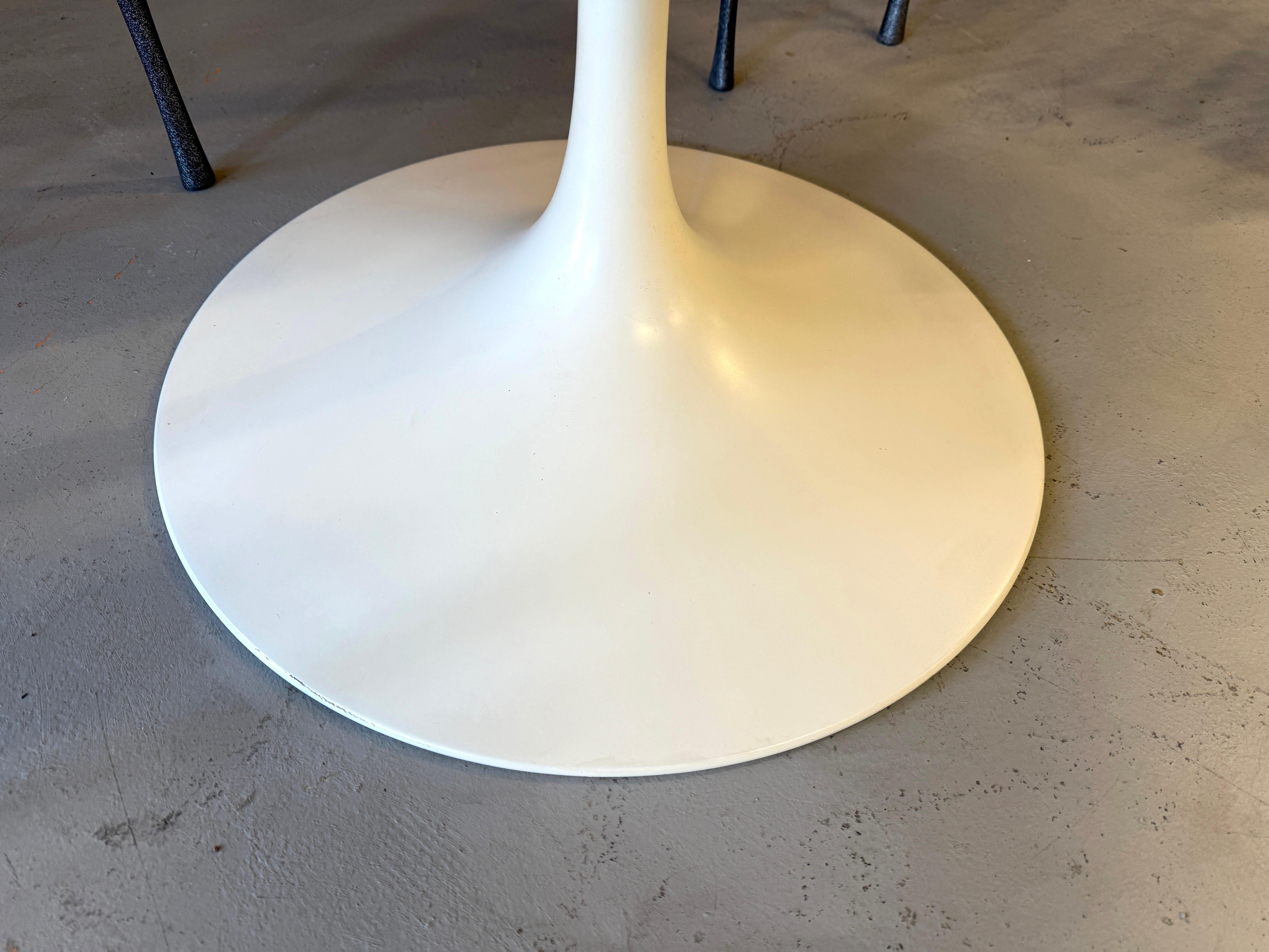 Haut Saarinen Tulip avec plateau en marbre Knoll, première production 42 pouces 4