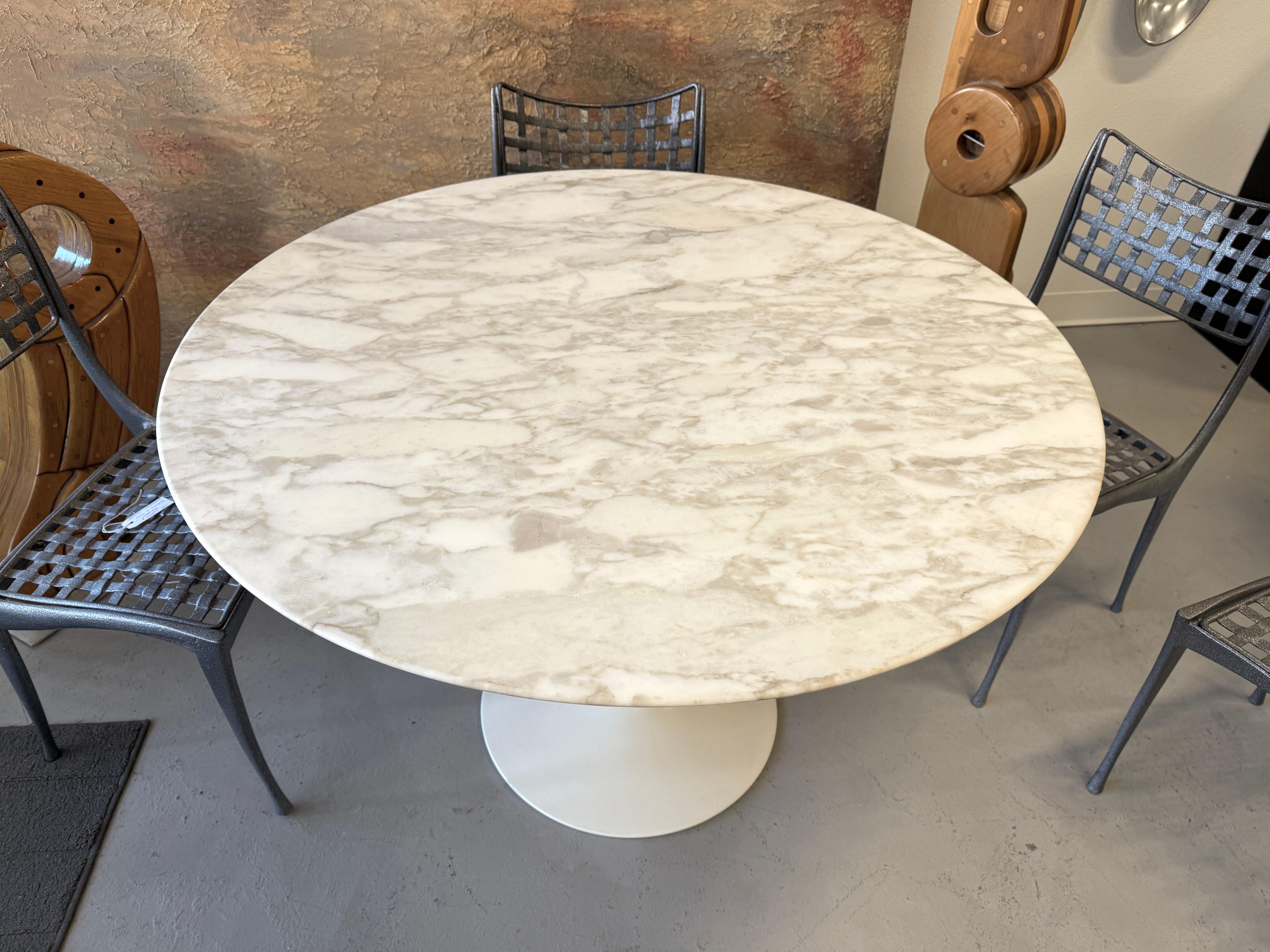 Haut Saarinen Tulip avec plateau en marbre Knoll, première production 42 pouces 7