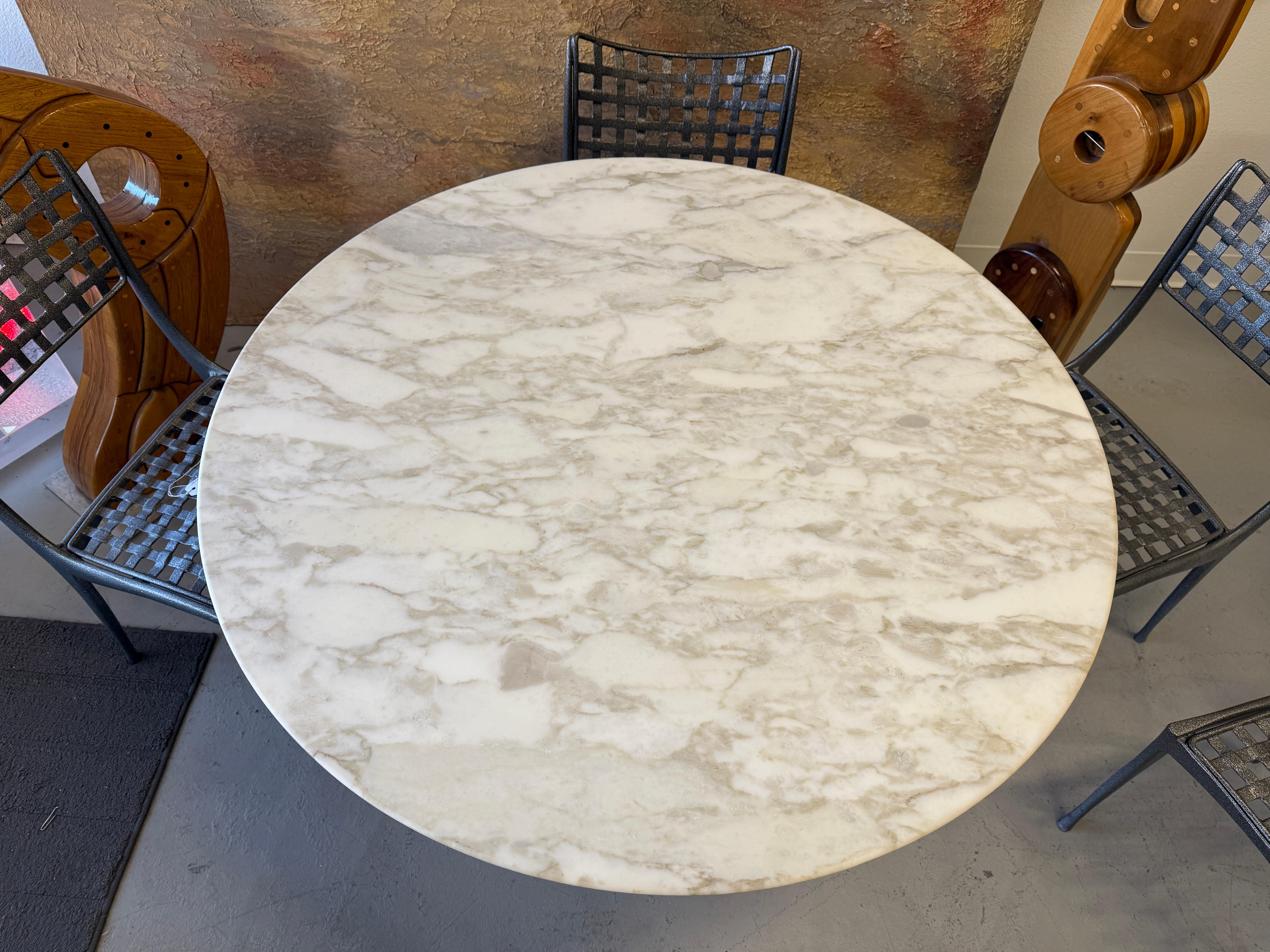 Haut Saarinen Tulip avec plateau en marbre Knoll, première production 42 pouces 8