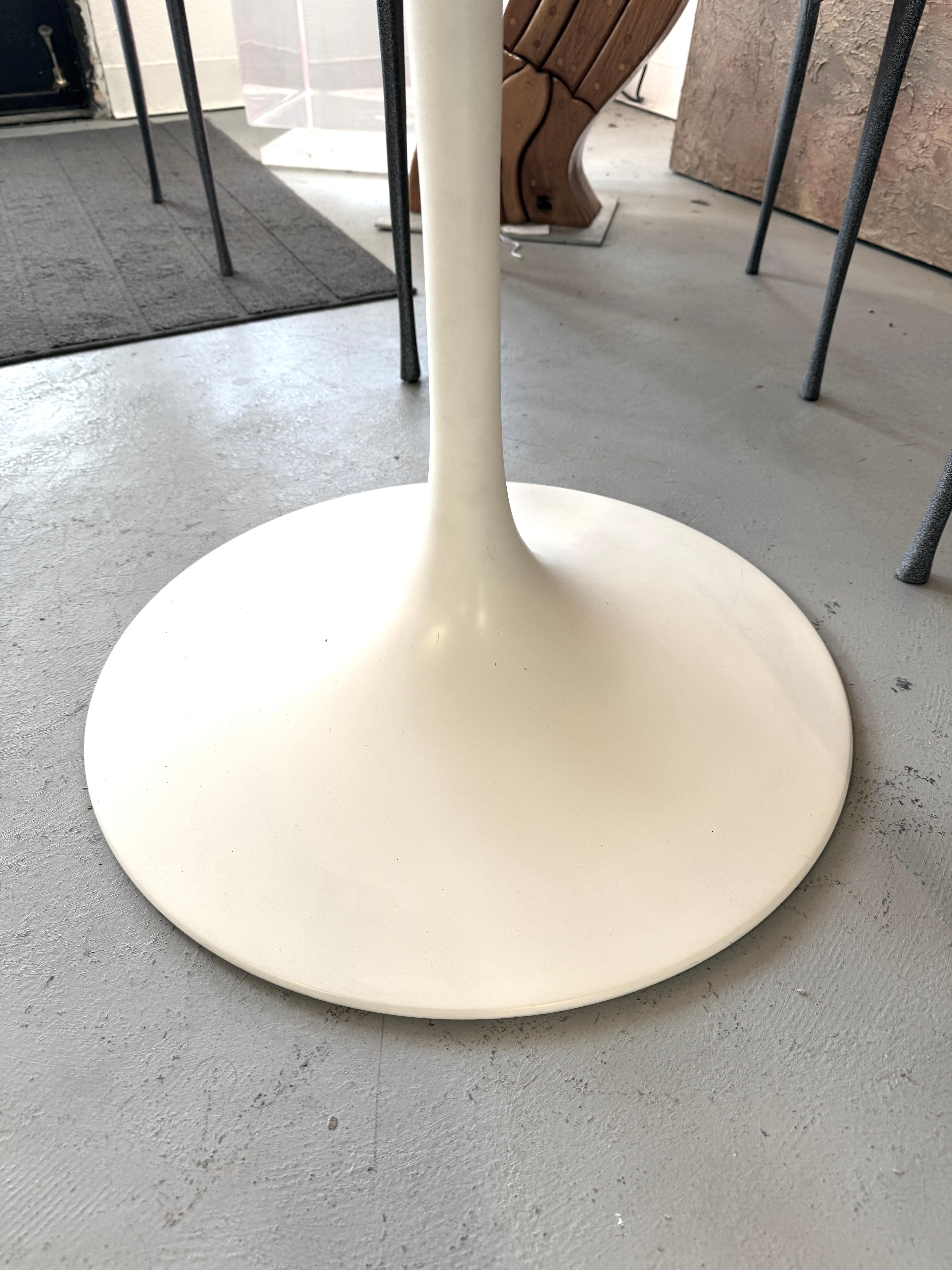 Haut Saarinen Tulip avec plateau en marbre Knoll, première production 42 pouces en vente 8