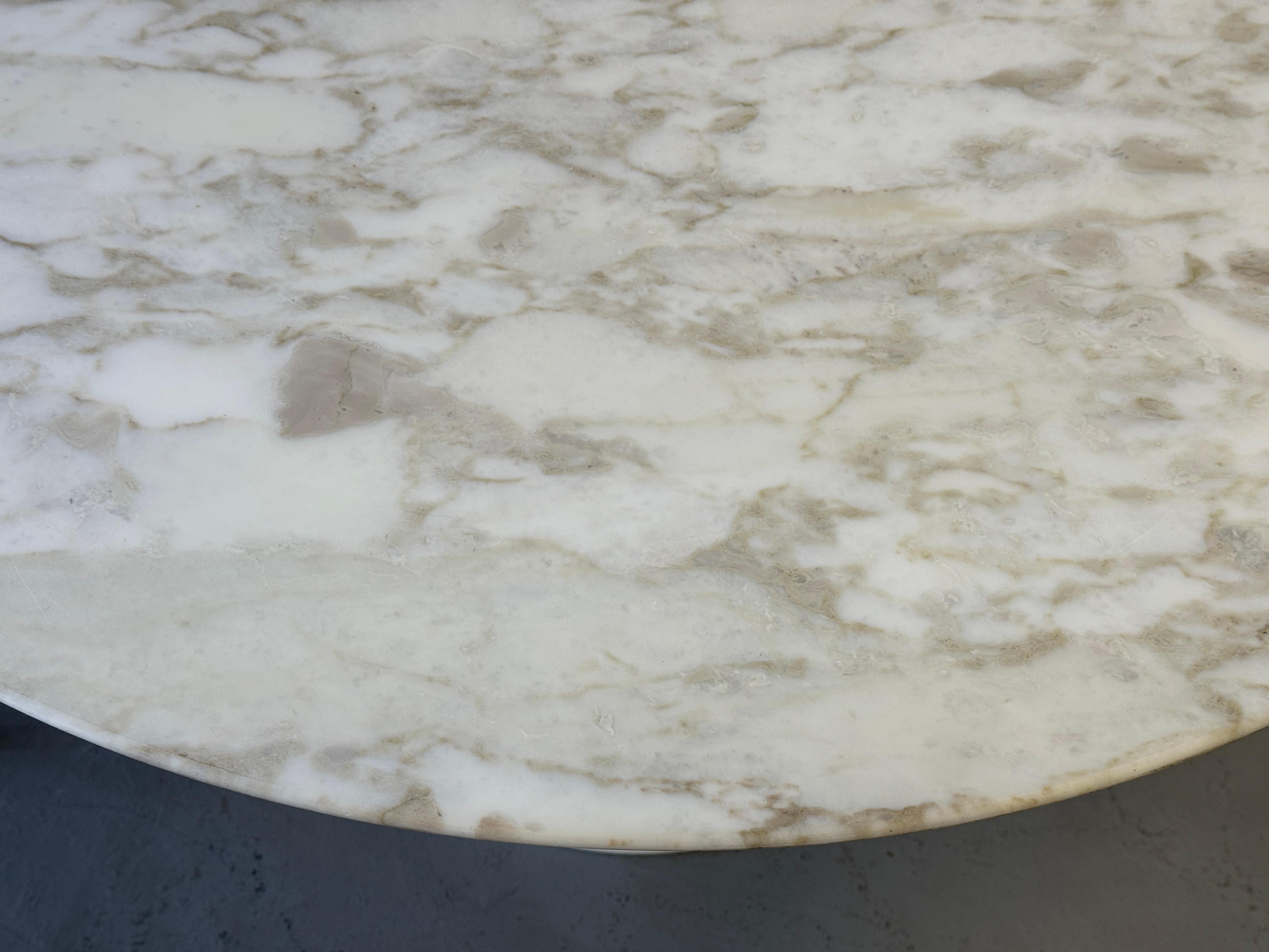 Haut Saarinen Tulip avec plateau en marbre Knoll, première production 42 pouces 10