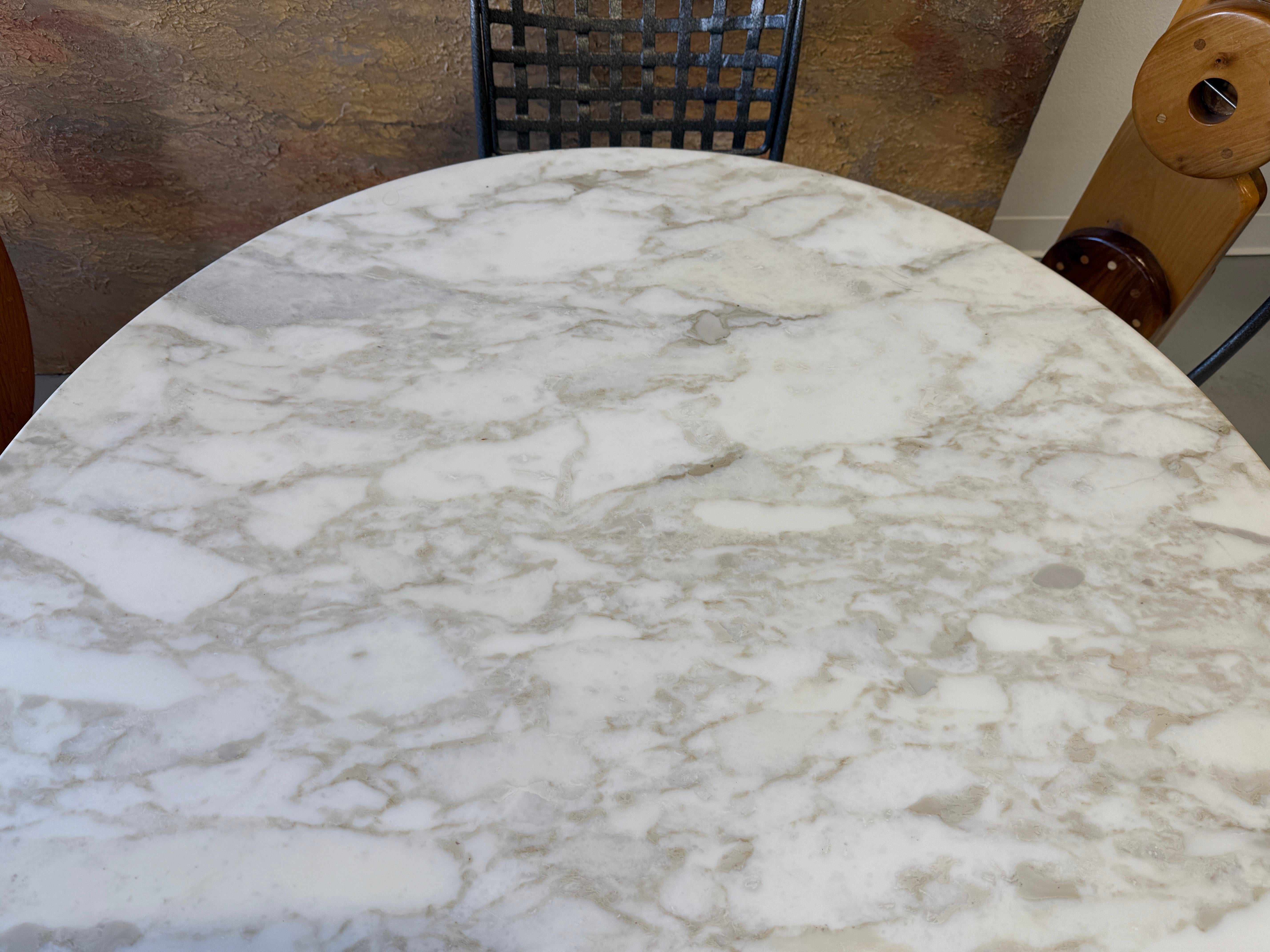 Haut Saarinen Tulip avec plateau en marbre Knoll, première production 42 pouces 11