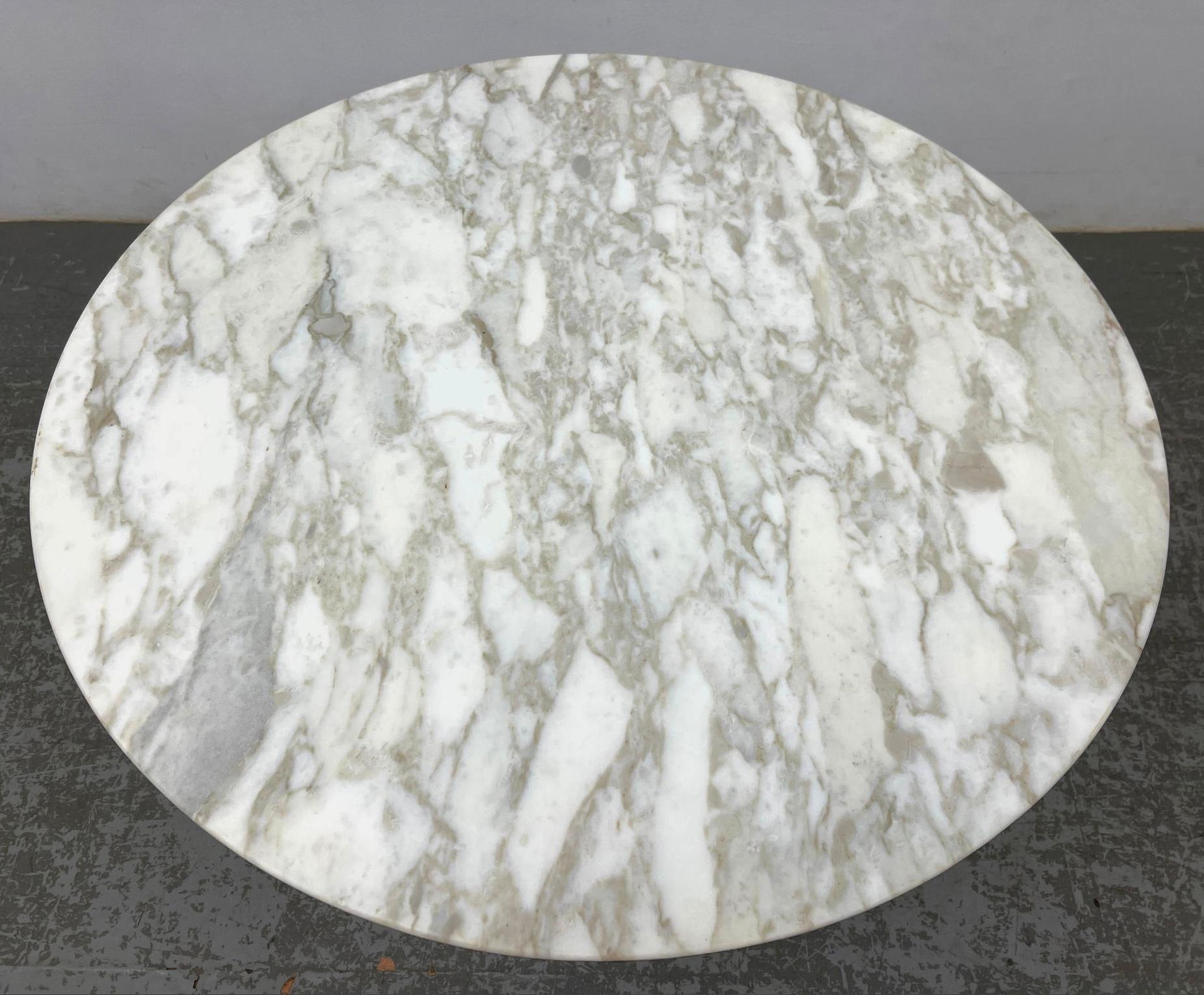 Une table Saarinen Tulip de Knoll avec un plateau en marbre magnifiquement grainé. Il mesure 42 pouces de diamètre. La hauteur est d'un peu moins de 30 cm. Le bas de la table est estampillé Knoll International. Nous en avons vendu un certain nombre