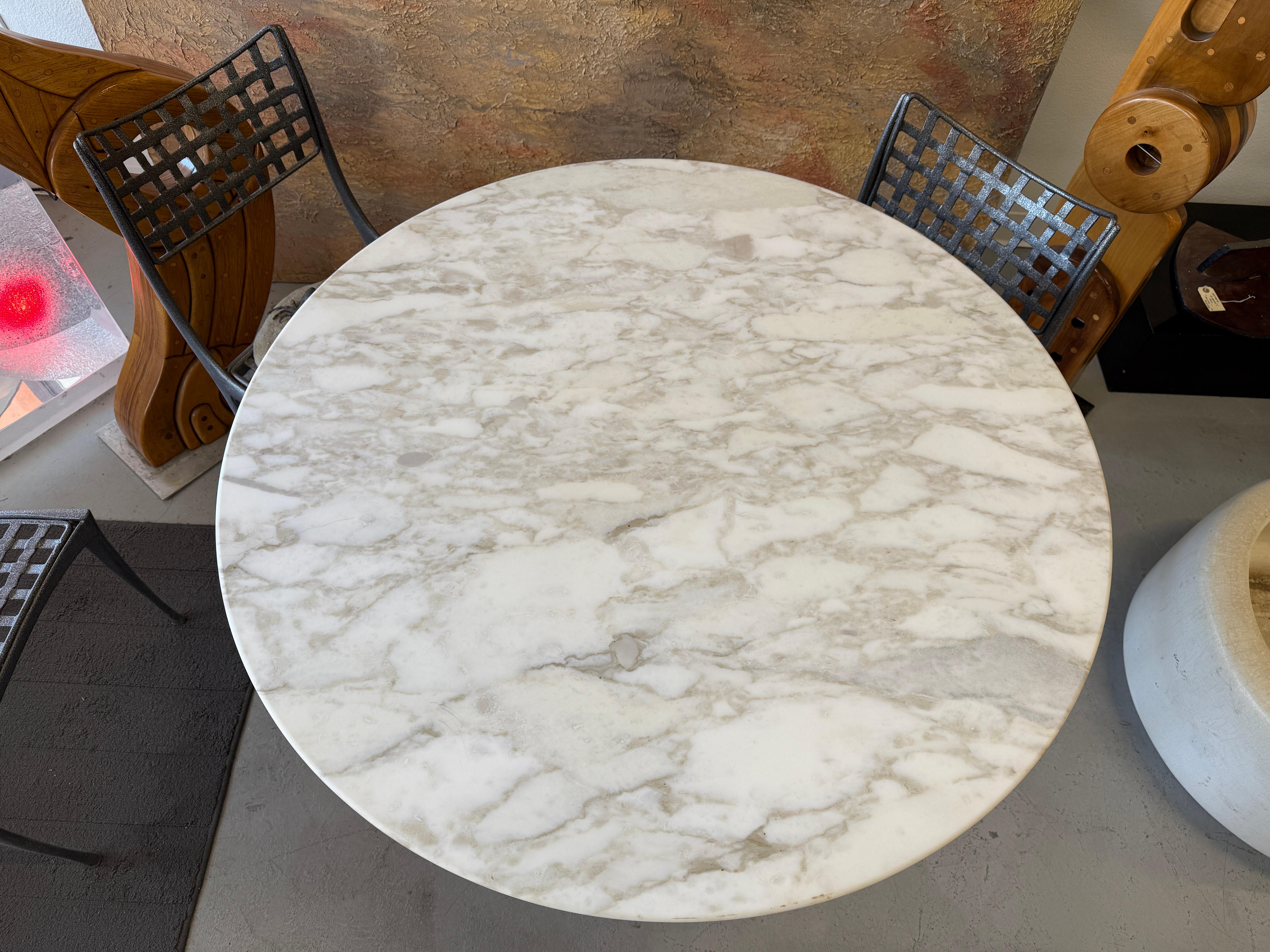 Fait main Haut Saarinen Tulip avec plateau en marbre Knoll, première production 42 pouces en vente