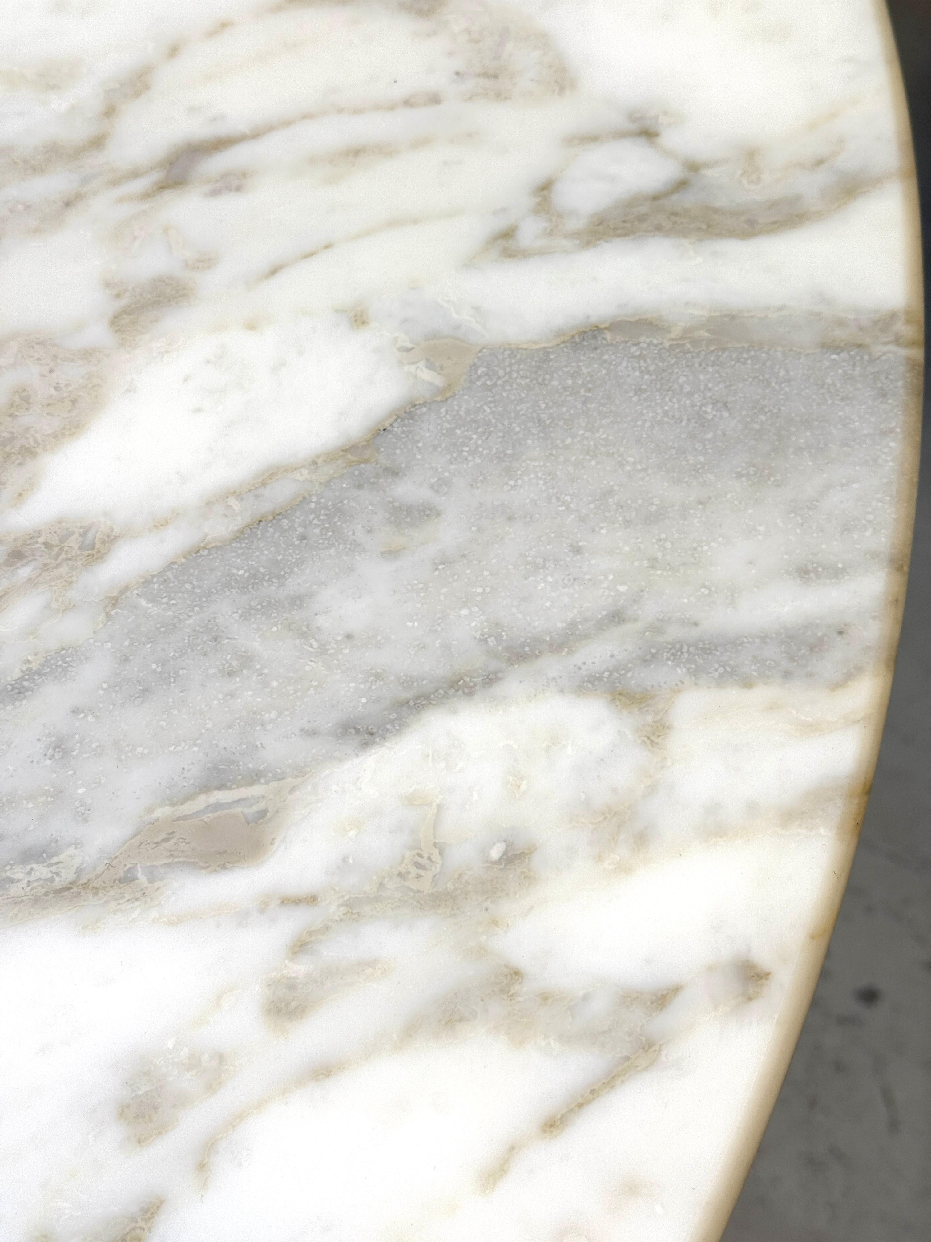 Fin du 20e siècle Haut Saarinen Tulip avec plateau en marbre Knoll, première production 42 pouces en vente