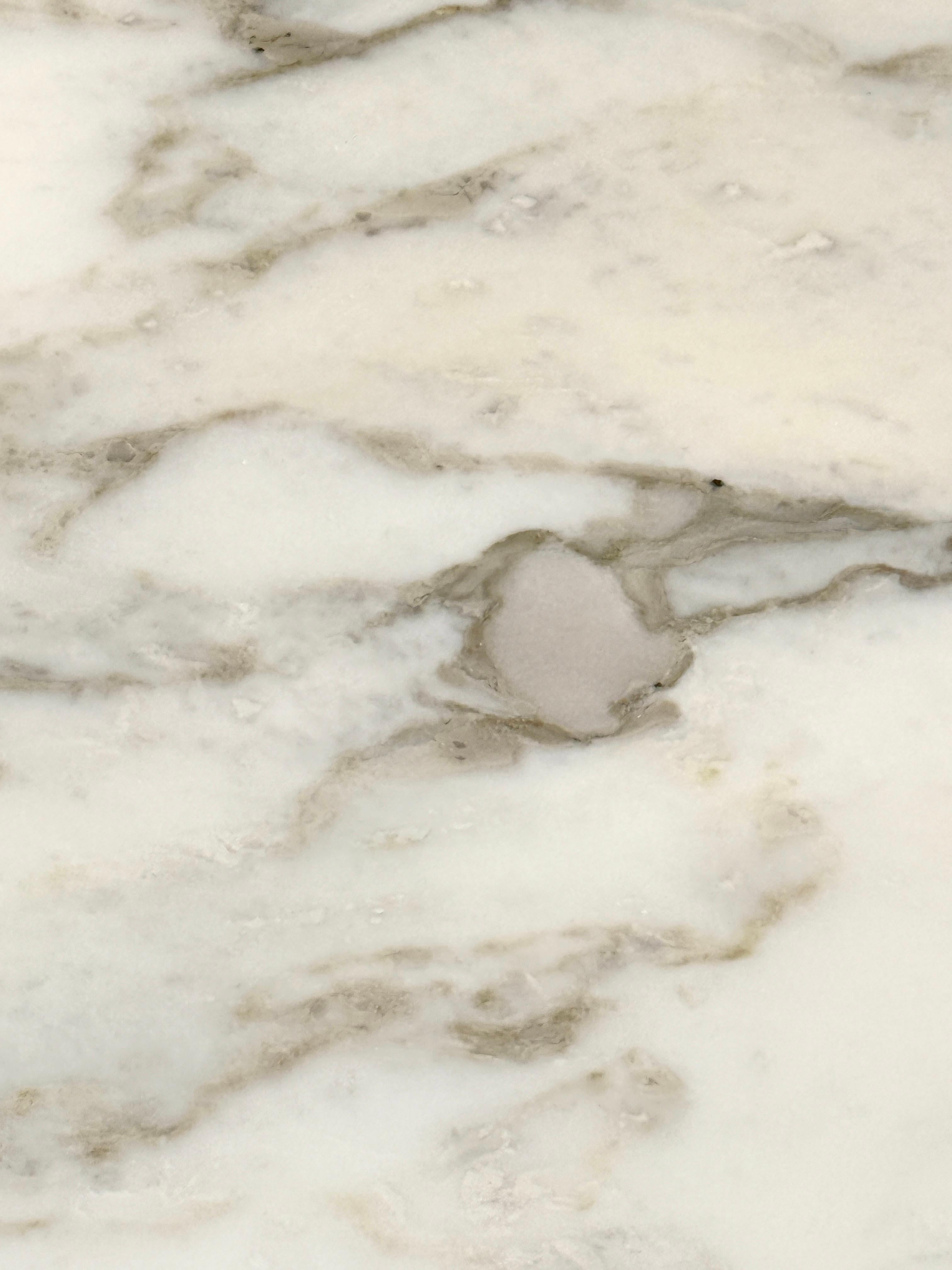 Métal Haut Saarinen Tulip avec plateau en marbre Knoll, première production 42 pouces