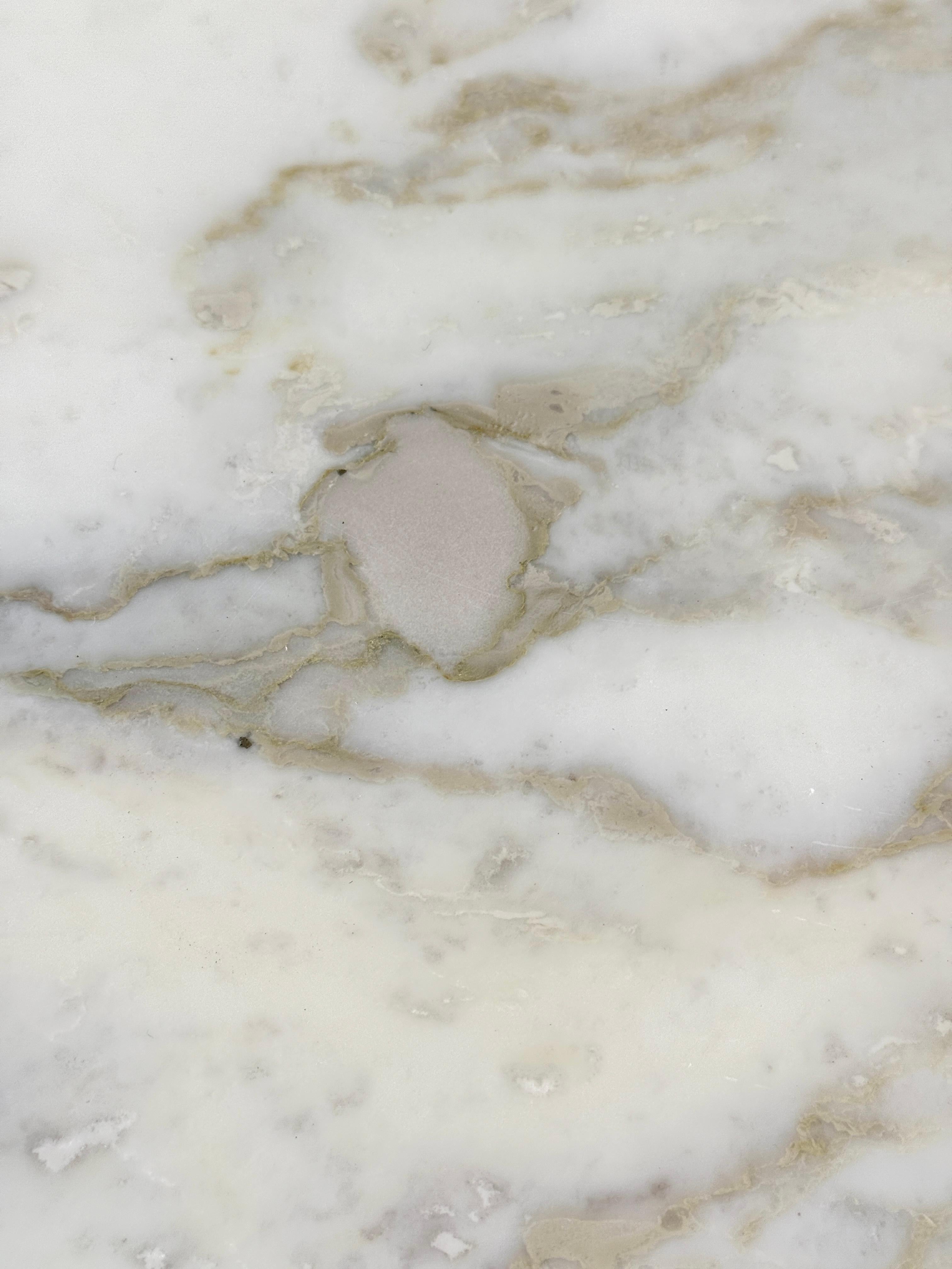 Métal Haut Saarinen Tulip avec plateau en marbre Knoll, première production 42 pouces en vente