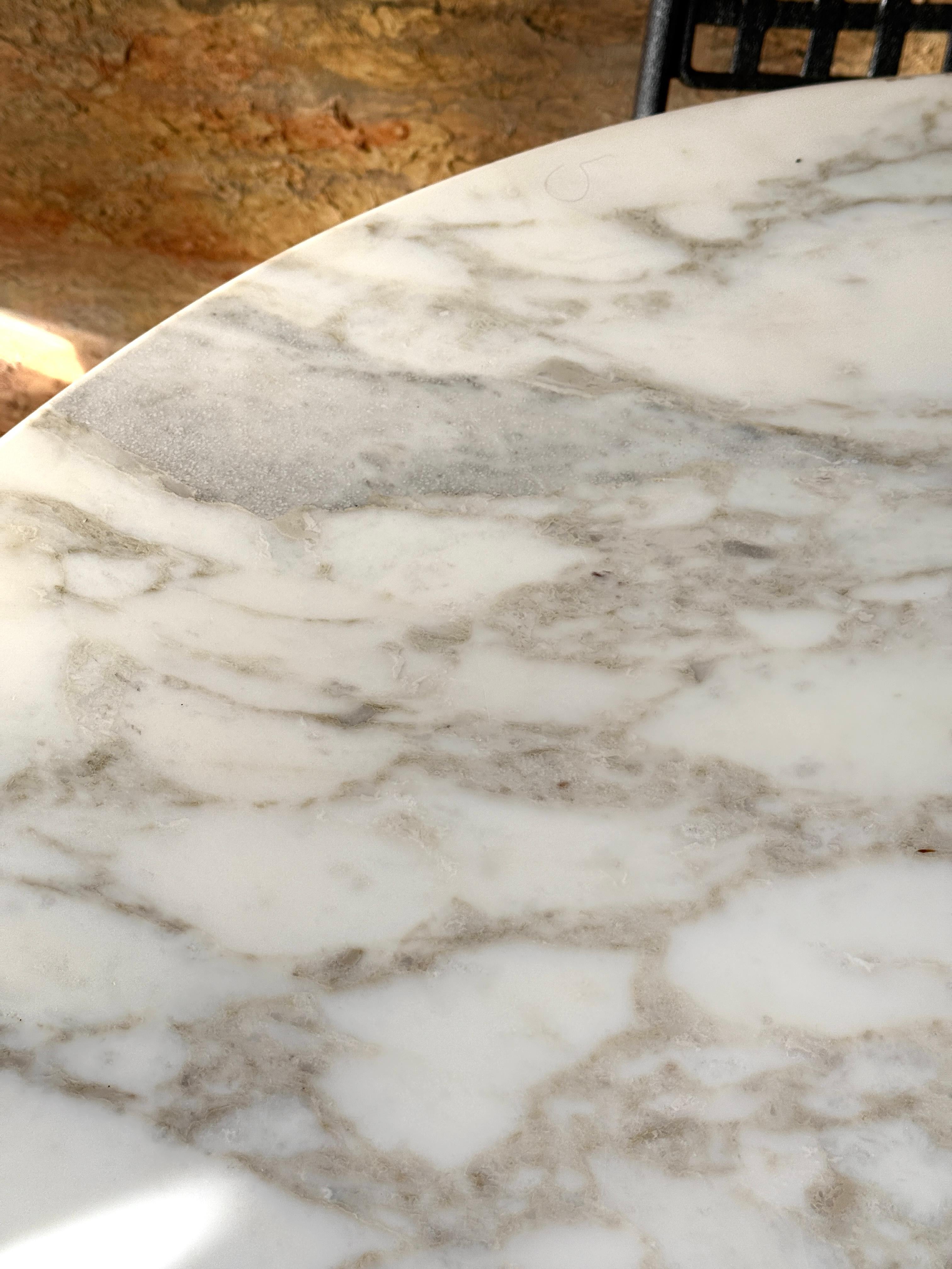 Haut Saarinen Tulip avec plateau en marbre Knoll, première production 42 pouces 2