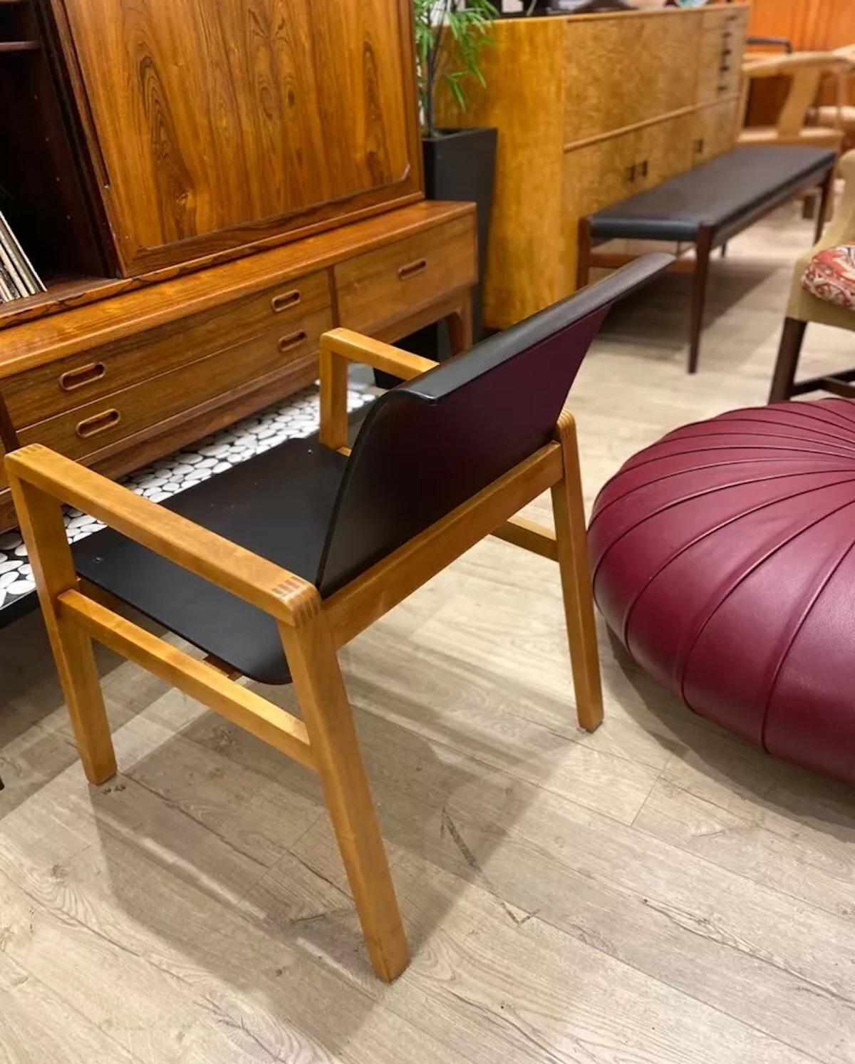European Early Production Alvar Aalto Hallway Chair, Model 403 by Finmar For Sale