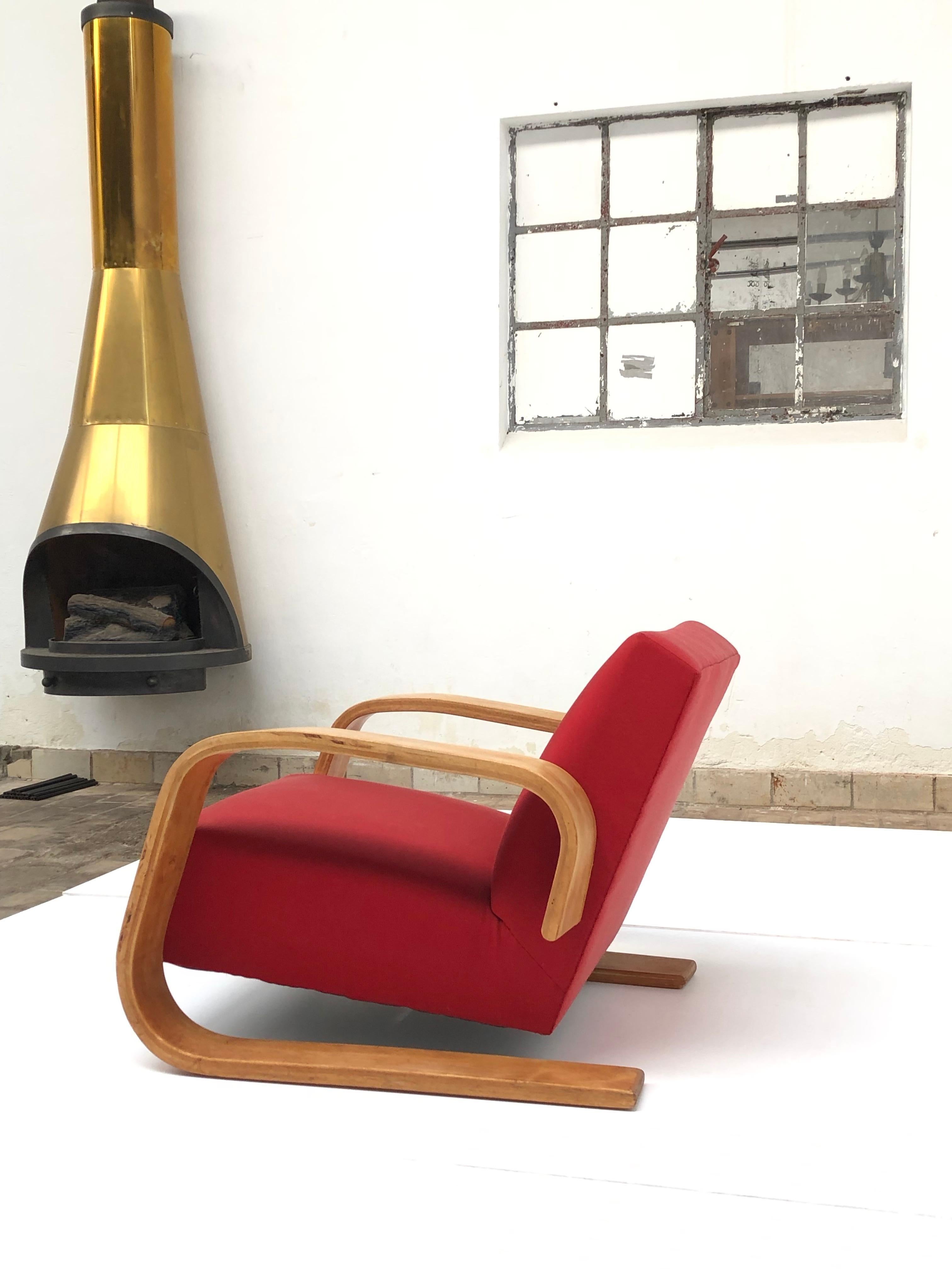 Rare early production with original red upholstery model 400 'TANK' lounge chair designed by Alvar Aalto in 1936 and produced by Artek in Hedemora, Sweden between 1946-1956

As voluminous as it is comfortable, Armchair 400 was created by Alvar Aalto