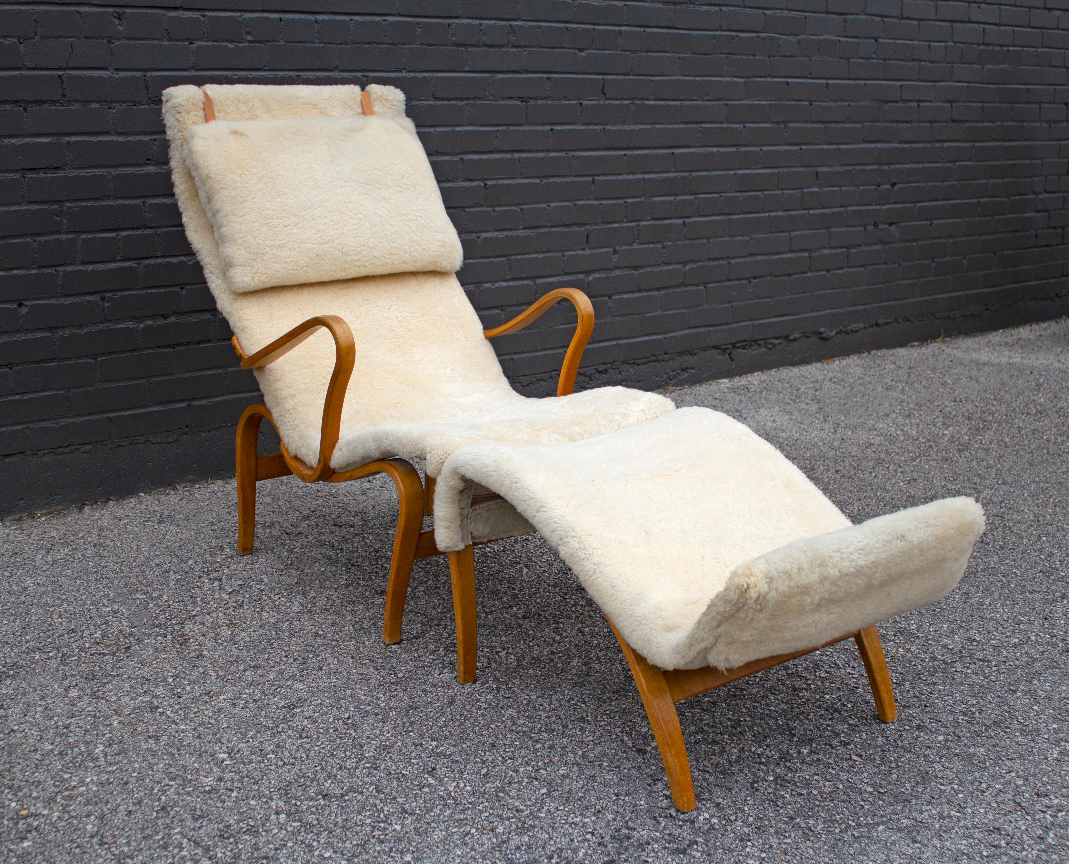 Early Production Bruno Mathsson Pernilla Lounge Chair and Ottoman in Sheepskin In Good Condition In Dallas, TX