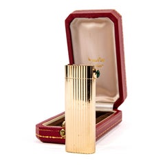 Encendedor Cartier Les Must de primera producción de oro macizo de 18 quilates con esmeralda