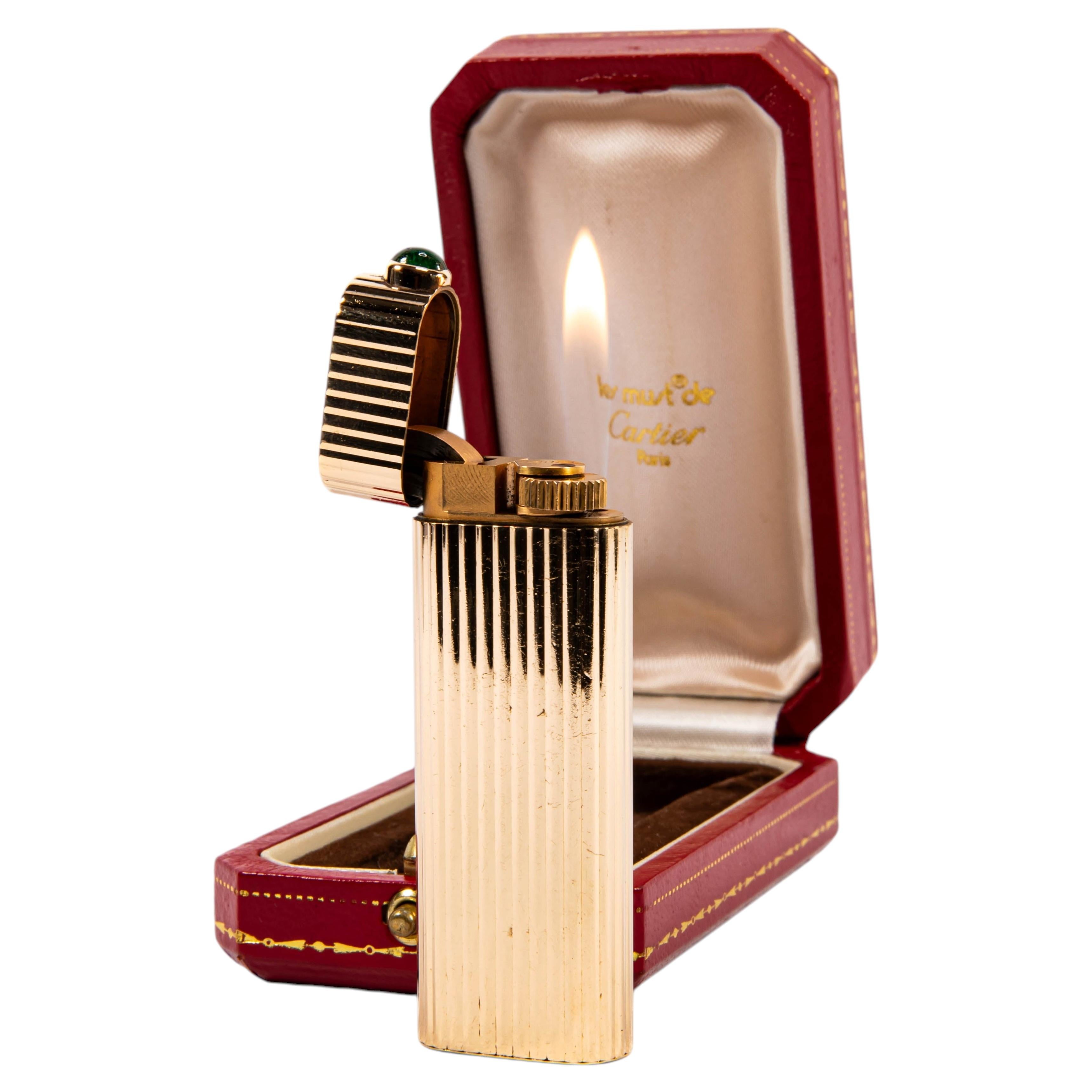 Encendedor Cartier Les Must de primera producción de oro macizo de 18 quilates con esmeralda en venta