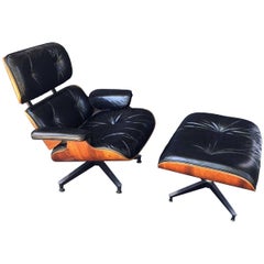 Charles und Ray Eames Lounge Chair aus Palisanderholz mit Ottomane aus früher Produktion