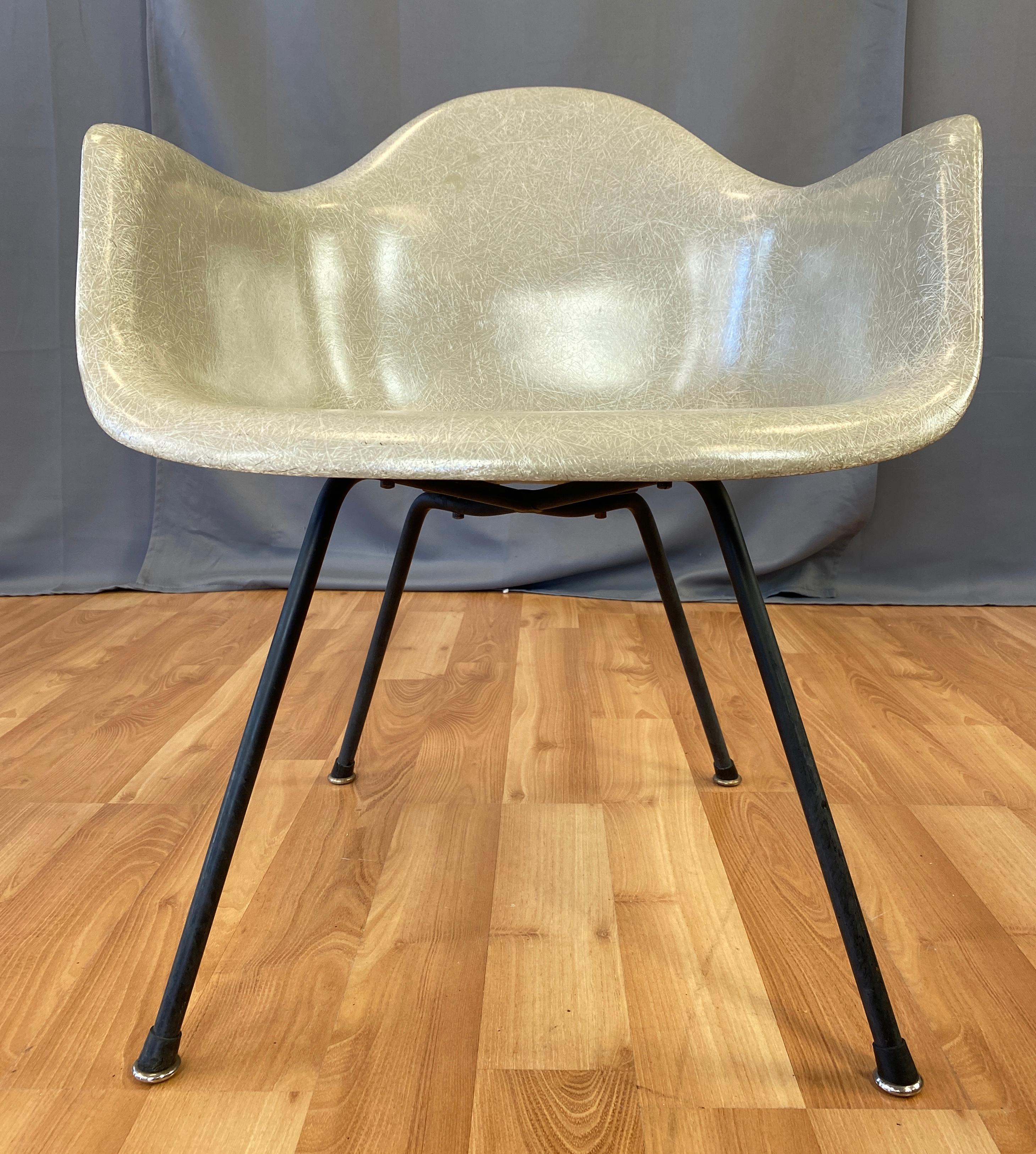 Mid-Century Modern Early Production Charles Eames Fiberglass Shell Armchair for Herman Miller
