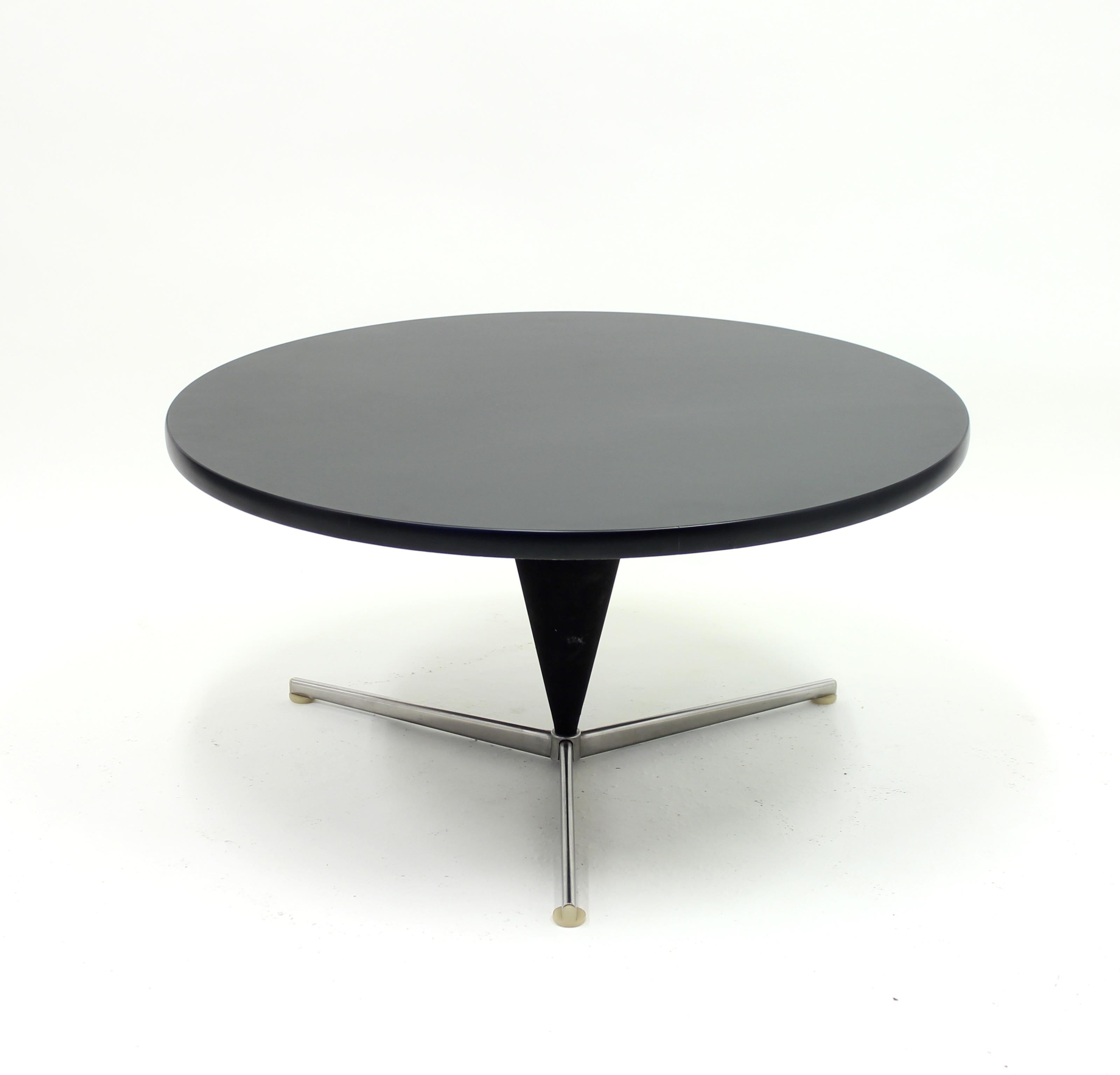 Early production, three-legged cone table by Verner Panton for Plus-Linje produced in the late 1950s-early 1960s. The three legged version was only produced the first years of production. New black lacquer on the tabletop. Otherwise untouched