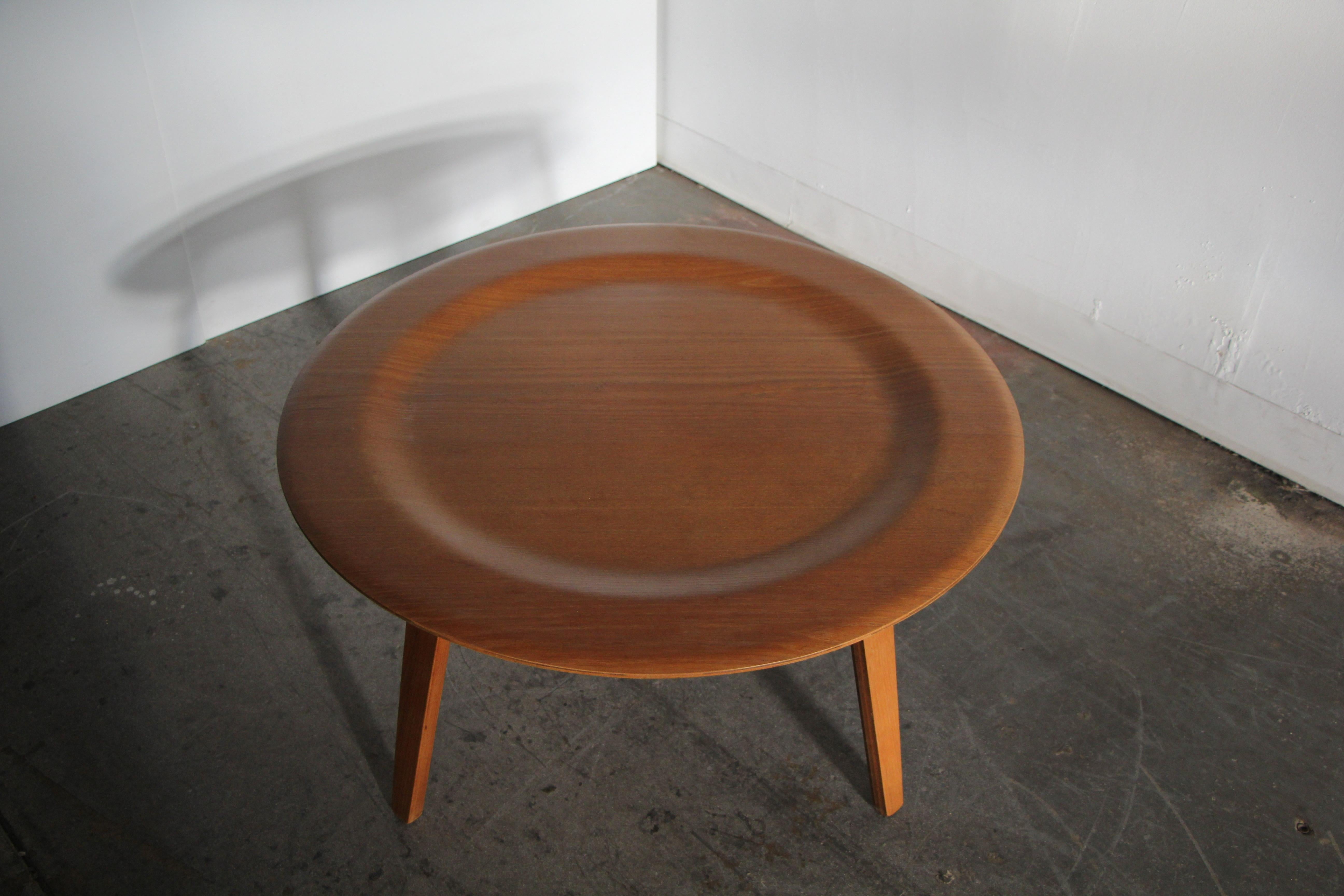 Mid-Century Modern Table basse en contreplaqué moulé « CTW » de Charles & Ray Eames, première production en vente