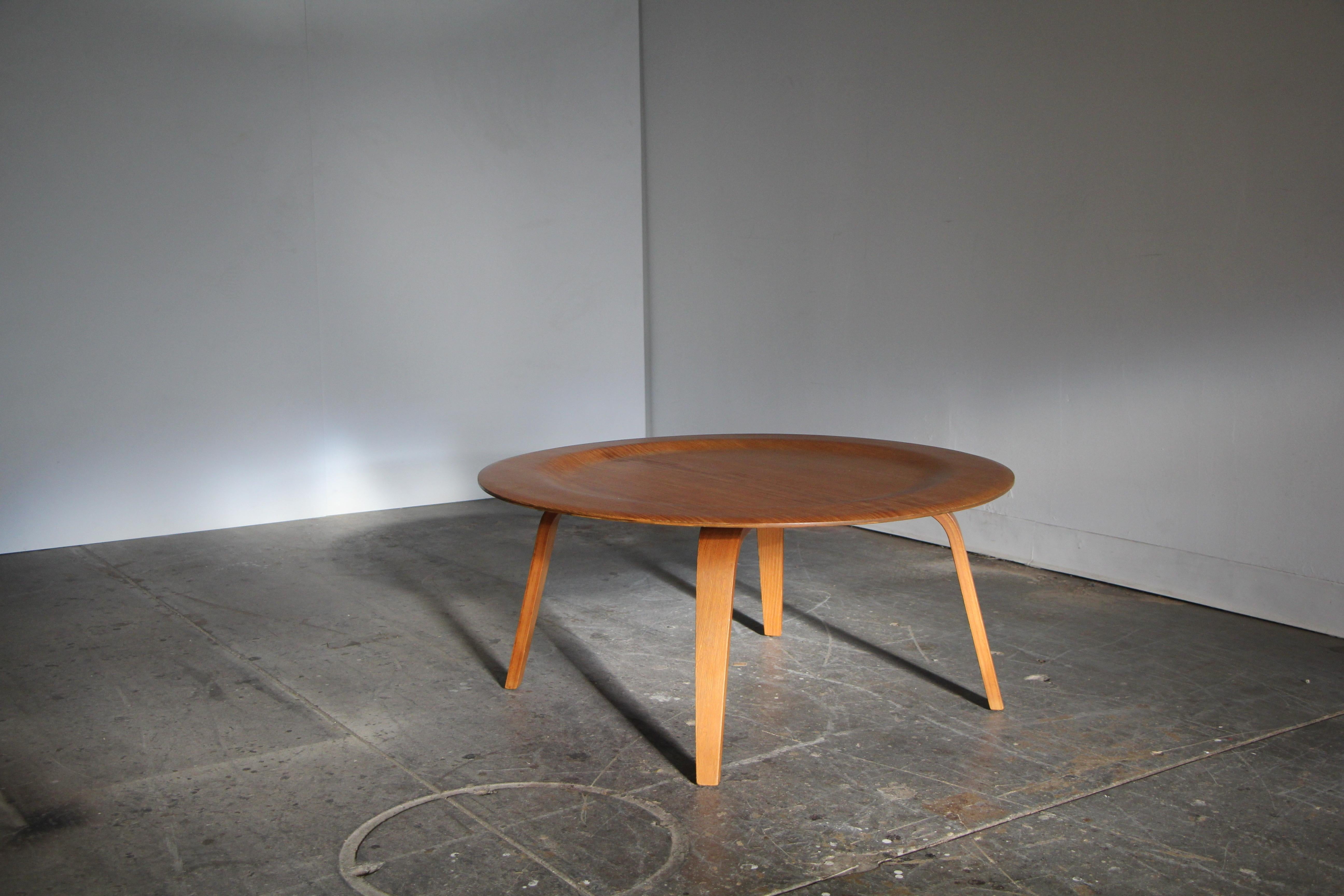Milieu du XXe siècle Table basse en contreplaqué moulé « CTW » de Charles & Ray Eames, première production en vente