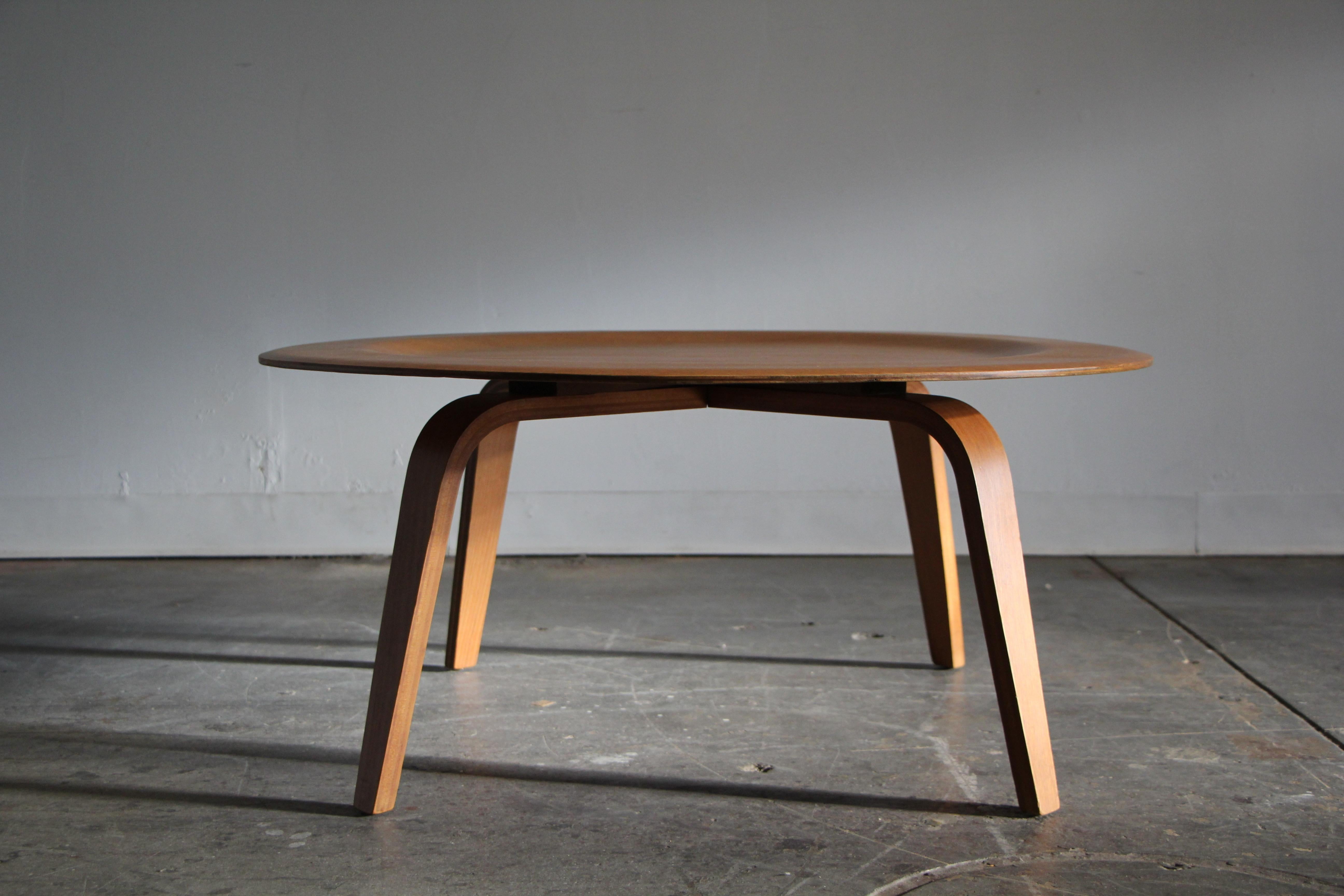 Contreplaqué Table basse en contreplaqué moulé « CTW » de Charles & Ray Eames, première production en vente