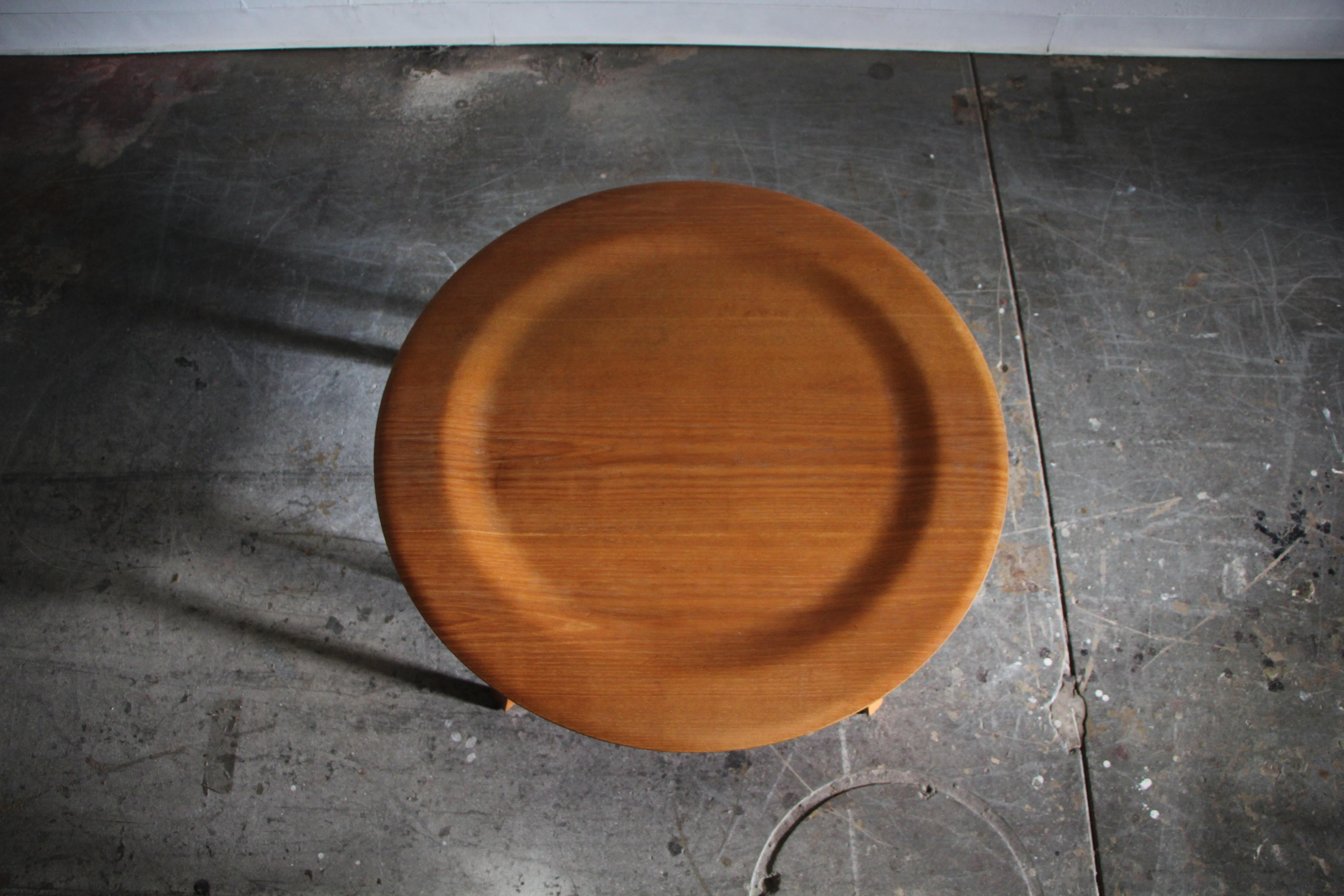 Table basse en contreplaqué moulé « CTW » de Charles & Ray Eames, première production en vente 1