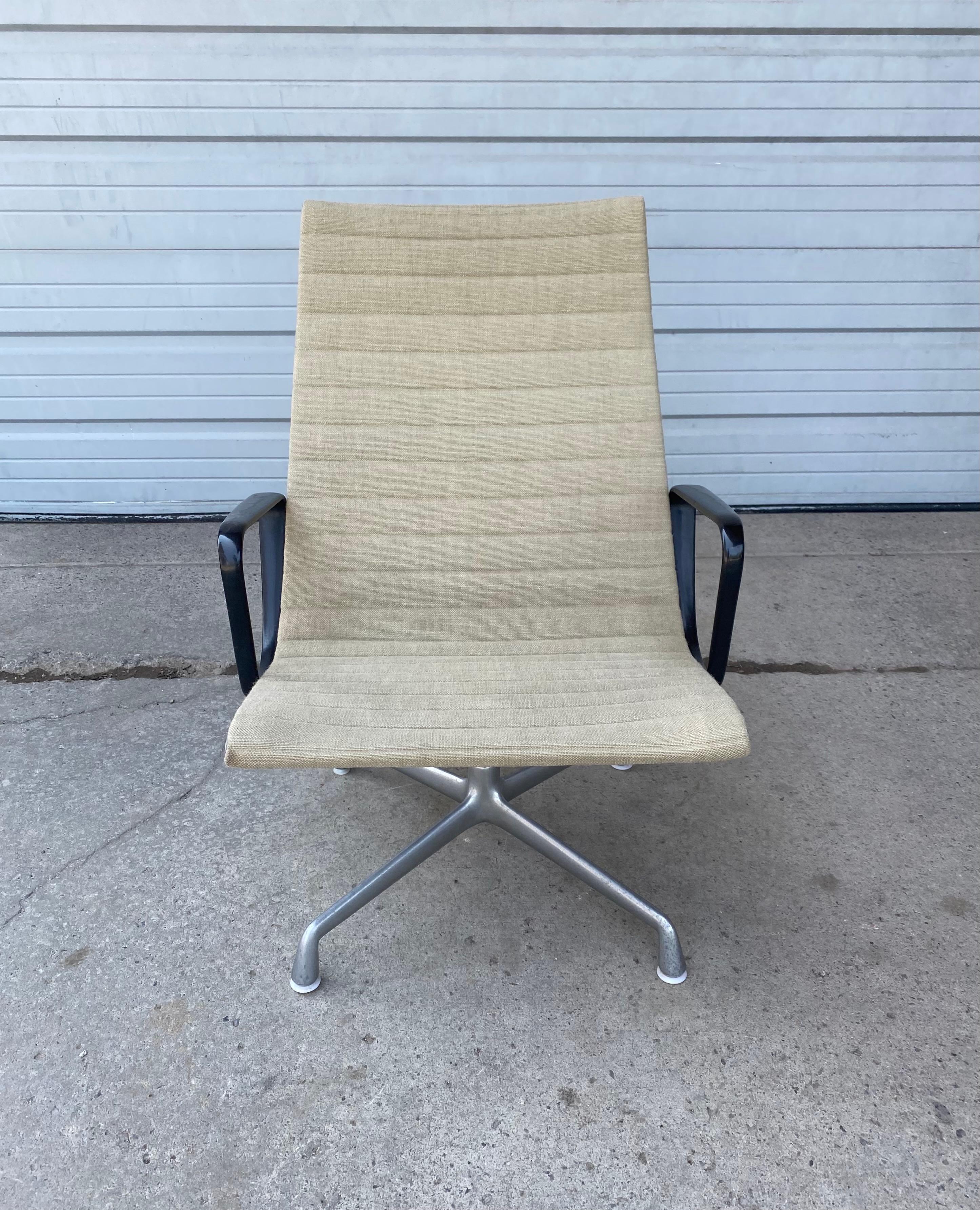 Mid-Century Modern Early Production Eames Aluminum Group Lounge Chair / Herman Miller