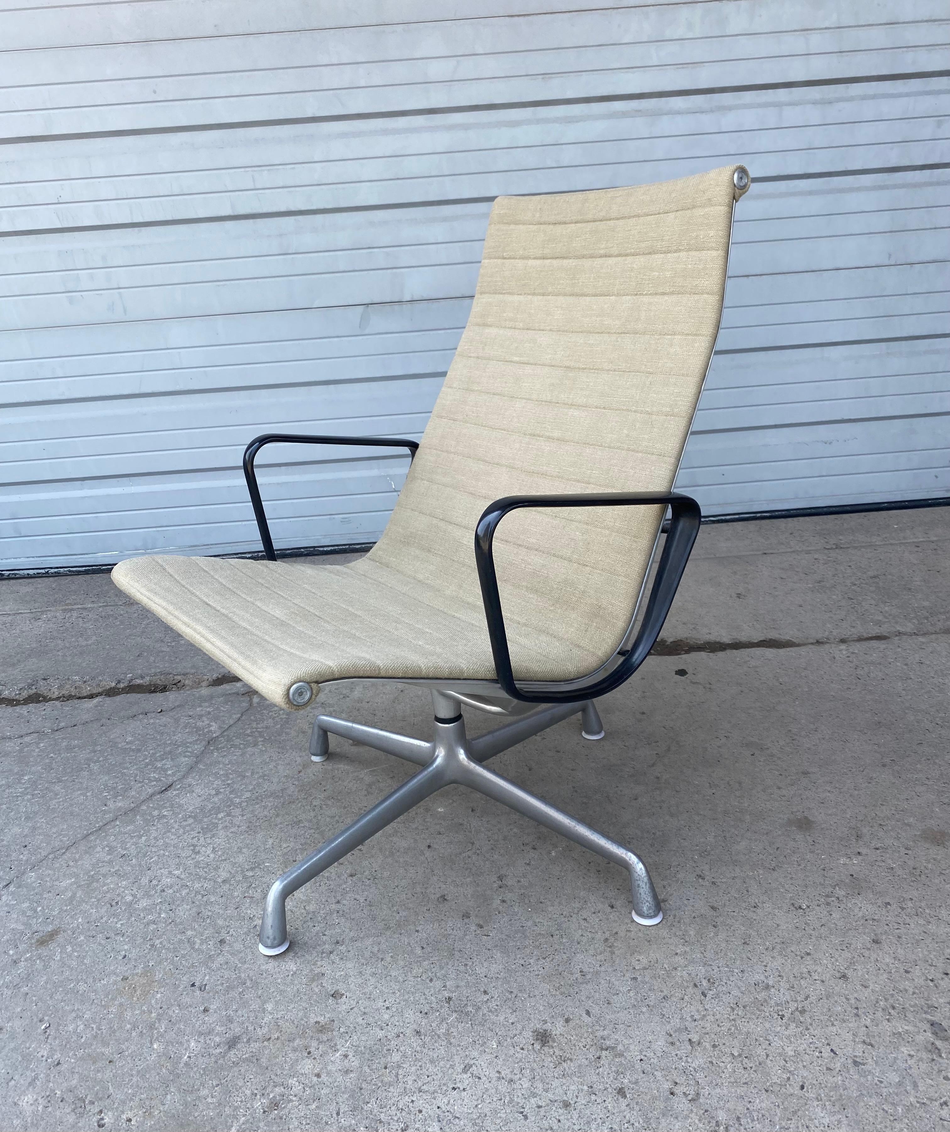 American Early Production Eames Aluminum Group Lounge Chair / Herman Miller