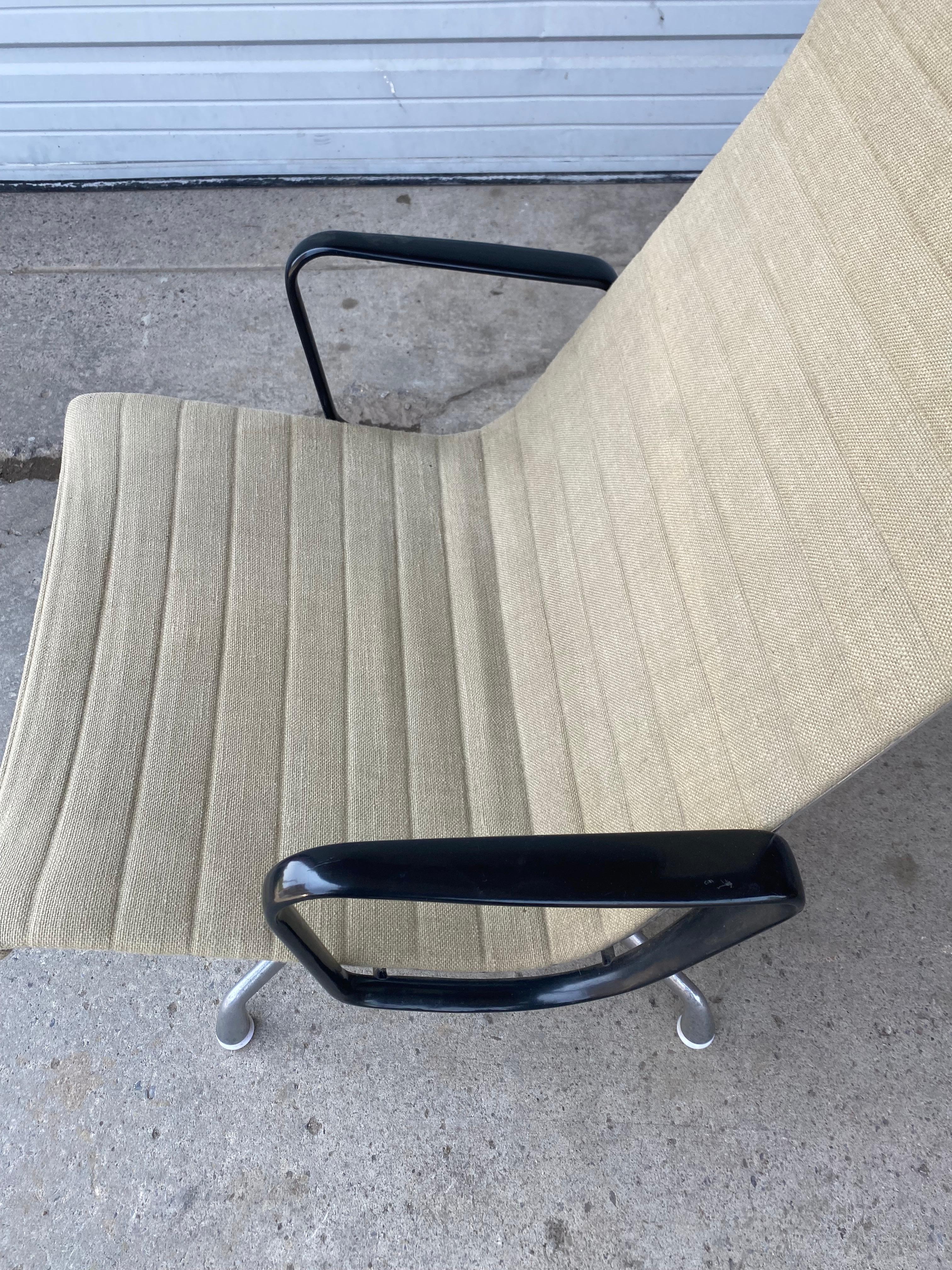 Early Production Eames Aluminum Group Lounge Chair / Herman Miller In Good Condition In Buffalo, NY