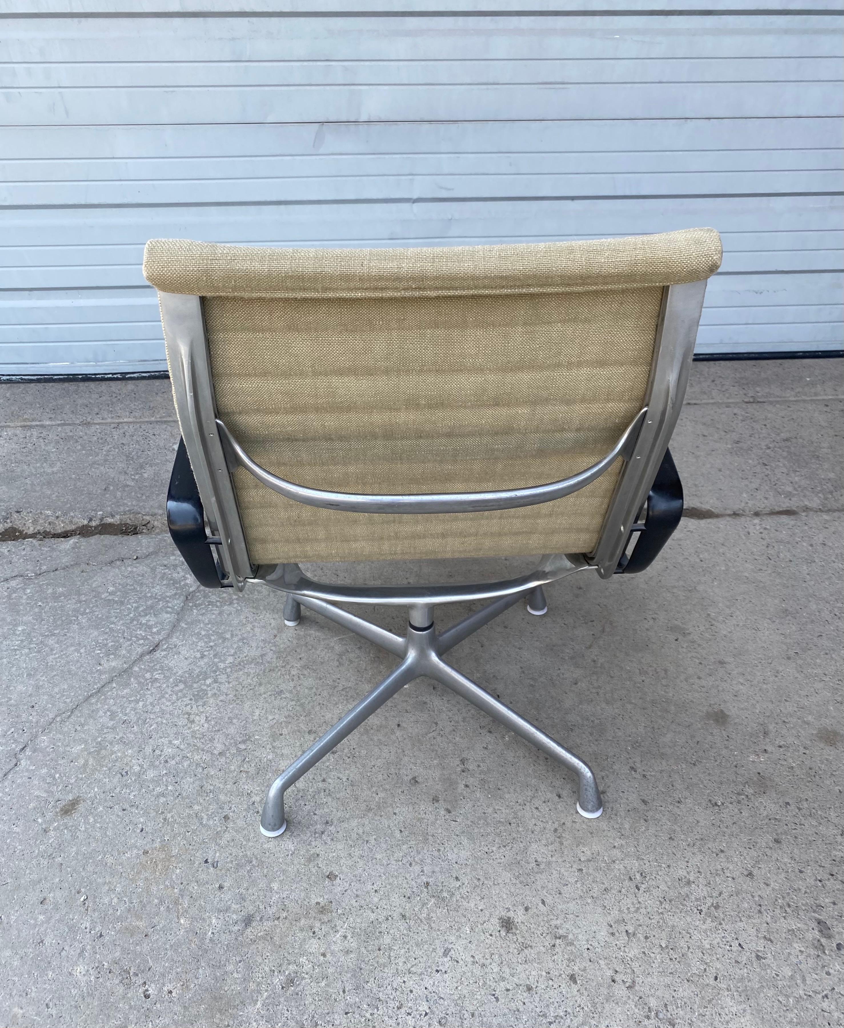 Mid-20th Century Early Production Eames Aluminum Group Lounge Chair / Herman Miller