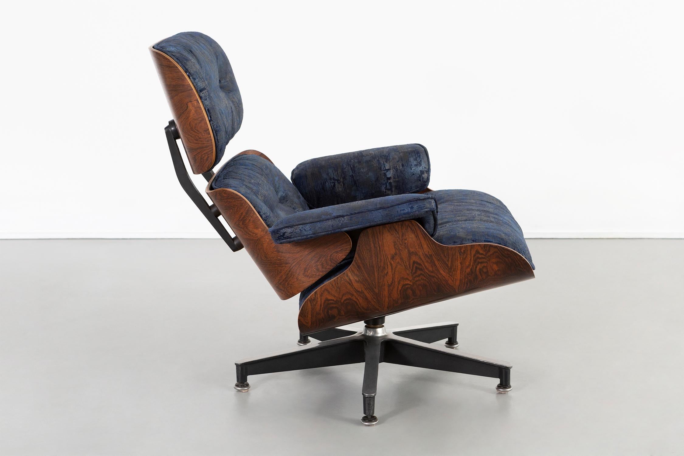 Early Production Eames Rosewood Lounge Chair and Ottoman In Excellent Condition In Chicago, IL