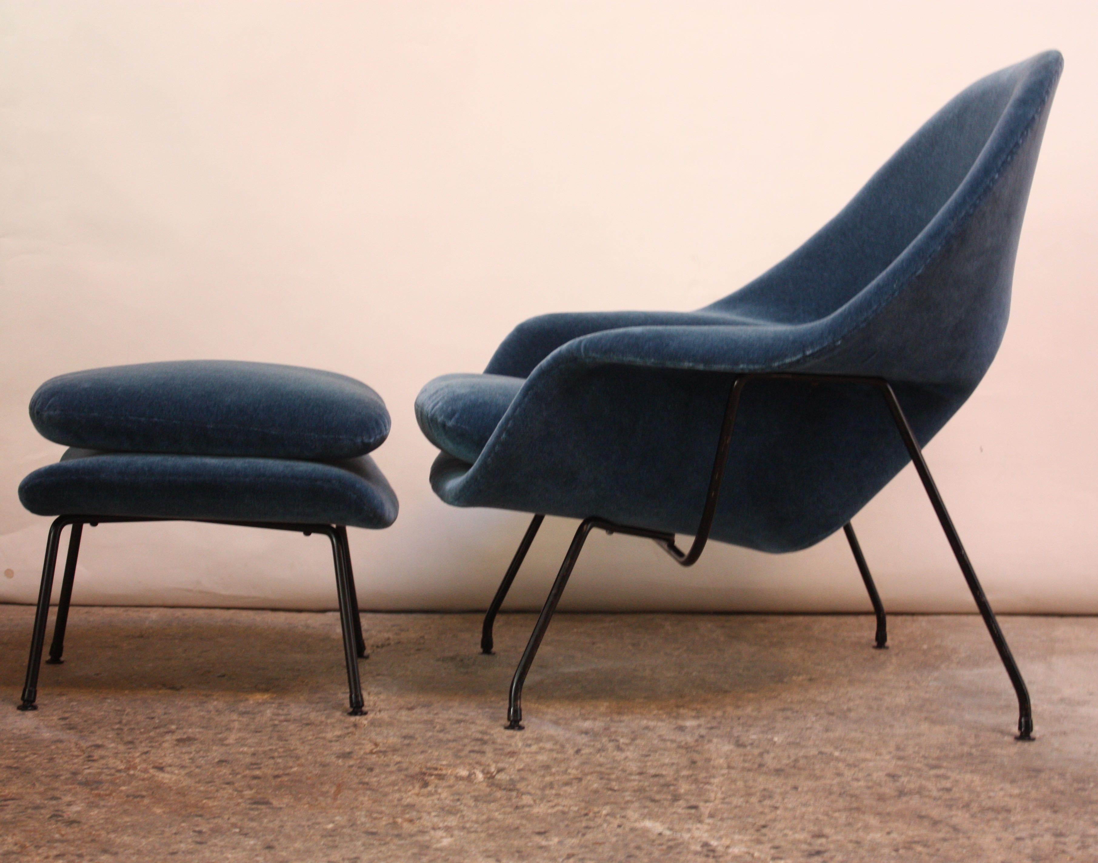 Early Production Eero Saarinen for Knoll Womb Chair and Ottoman In Good Condition In Brooklyn, NY