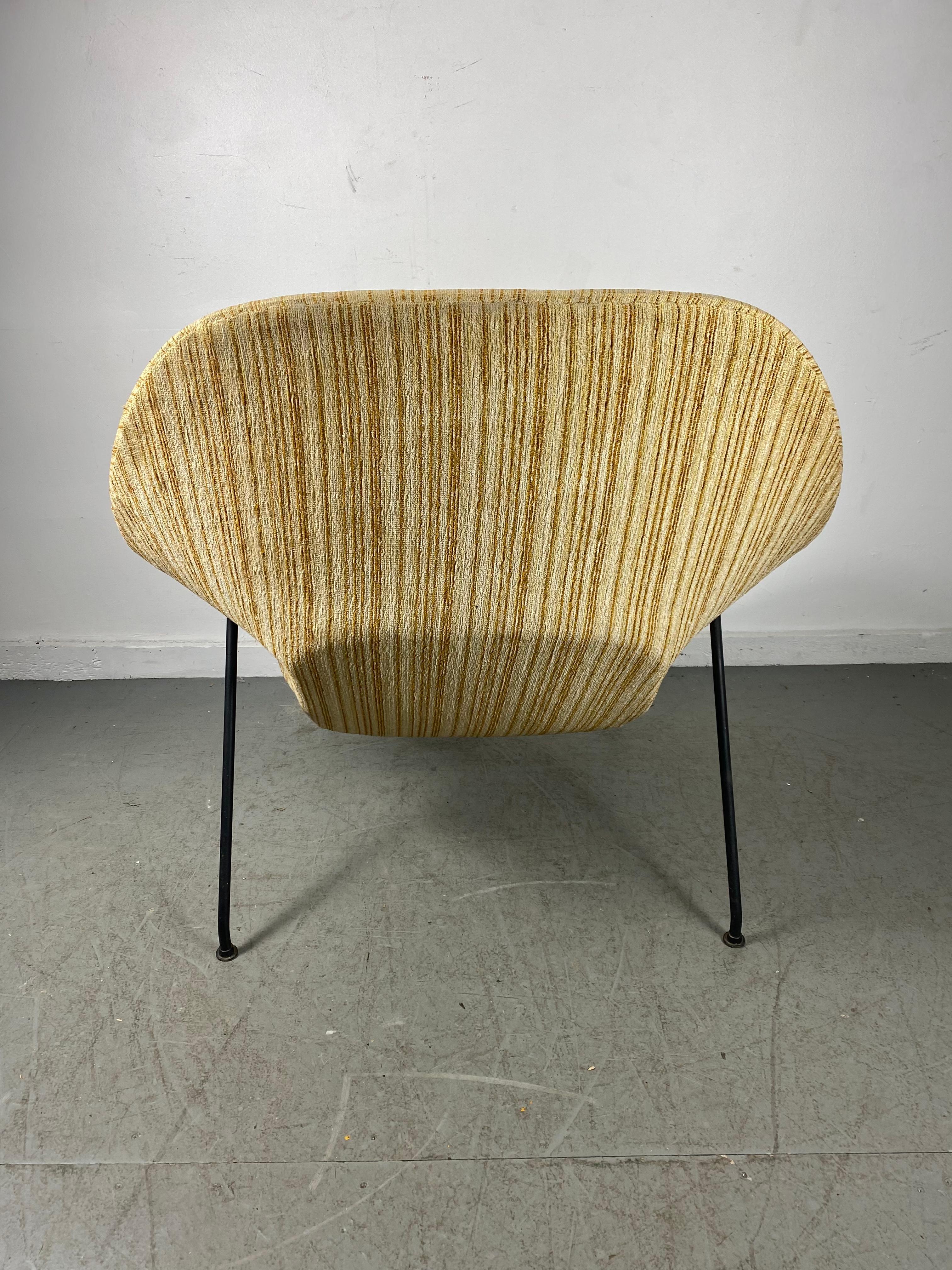 Early Production Eero Saarinen for Knoll Womb Chair / Classic Mid Century Modern Design,, Chair in 