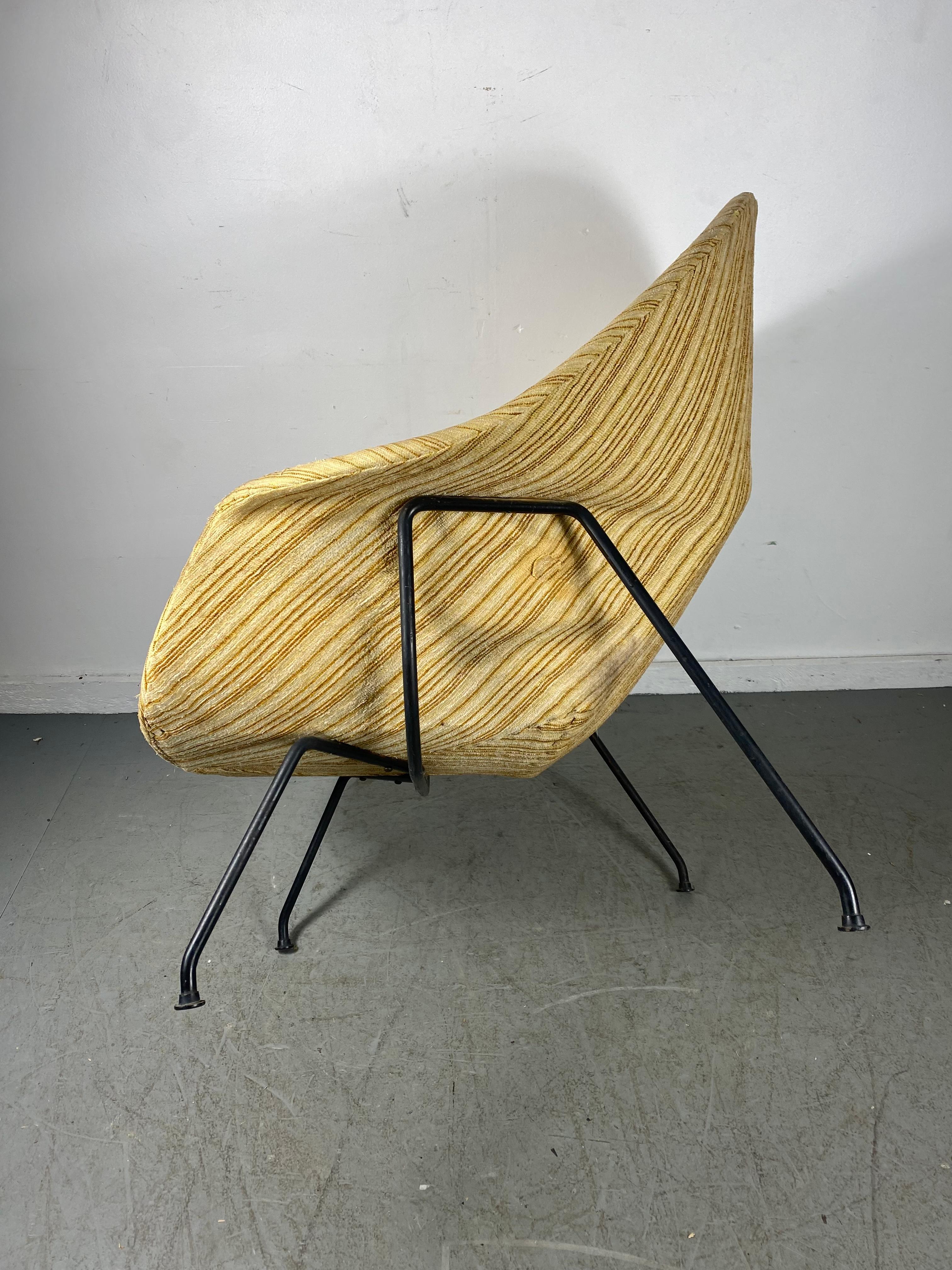 Mid-Century Modern Early Production Eero Saarinen for Knoll Womb Chair / Classic Modern Design For Sale