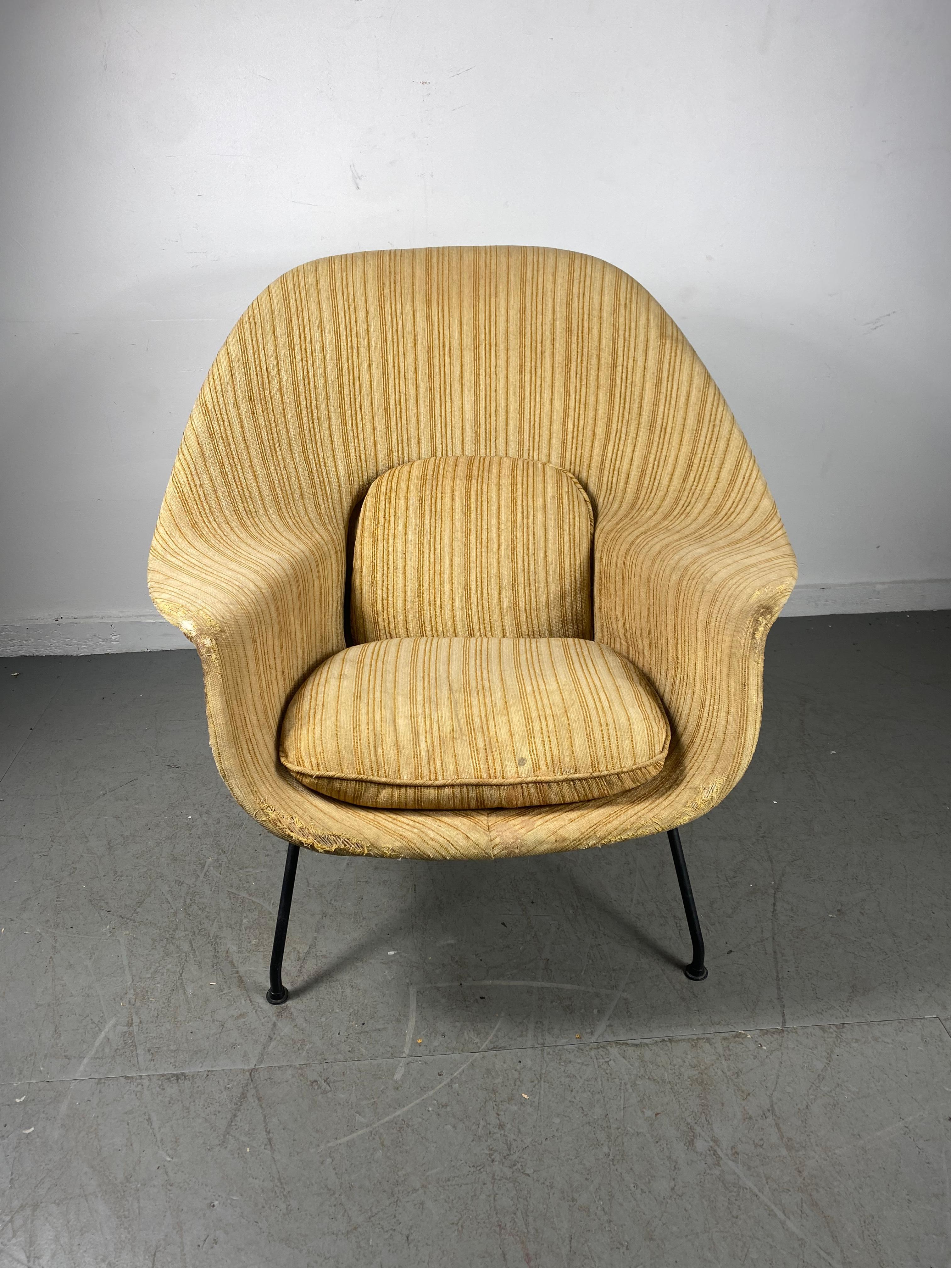 Fabric Early Production Eero Saarinen for Knoll Womb Chair / Classic Modern Design For Sale