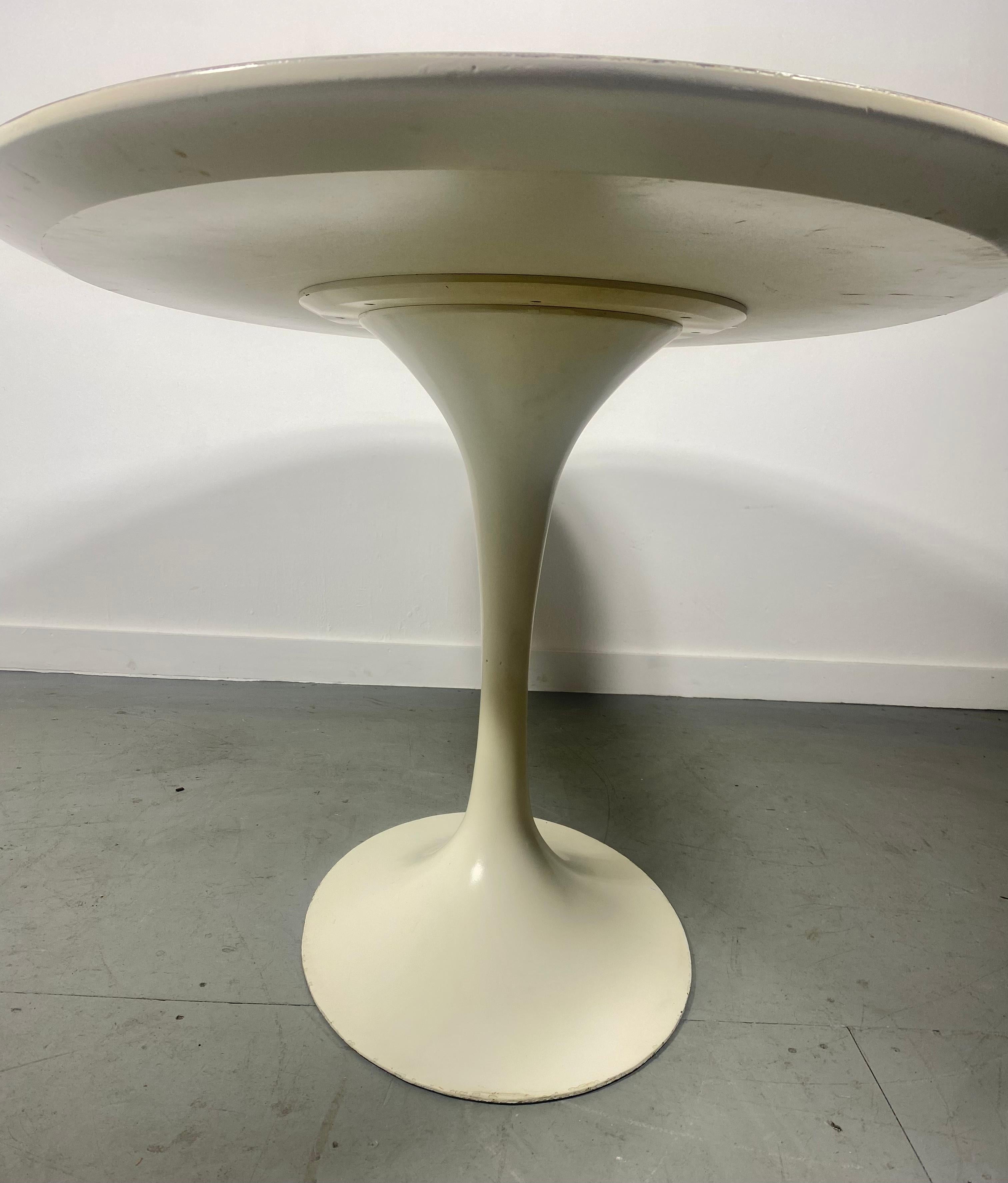 Early Production Eero Saarinen / Knoll, Oval Pedestal Tulip Dining Table In Good Condition In Buffalo, NY